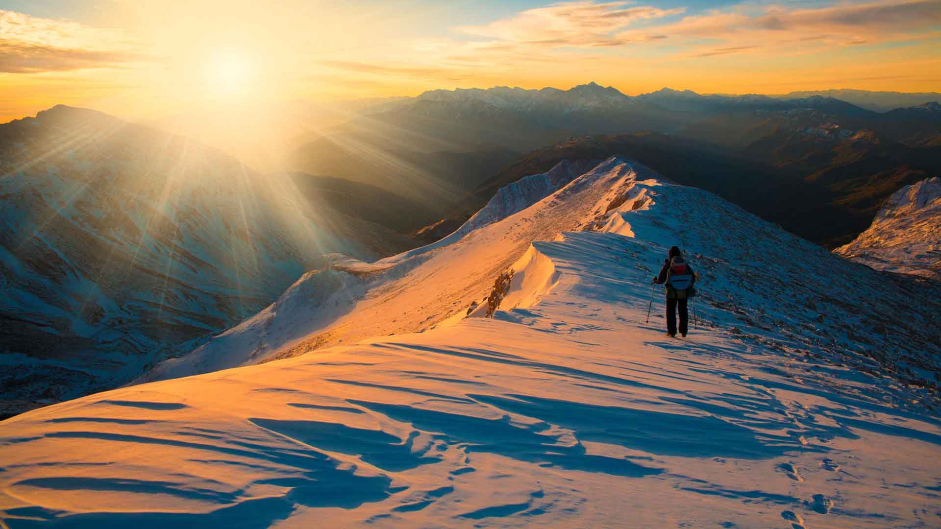在雪地里徒步旅行