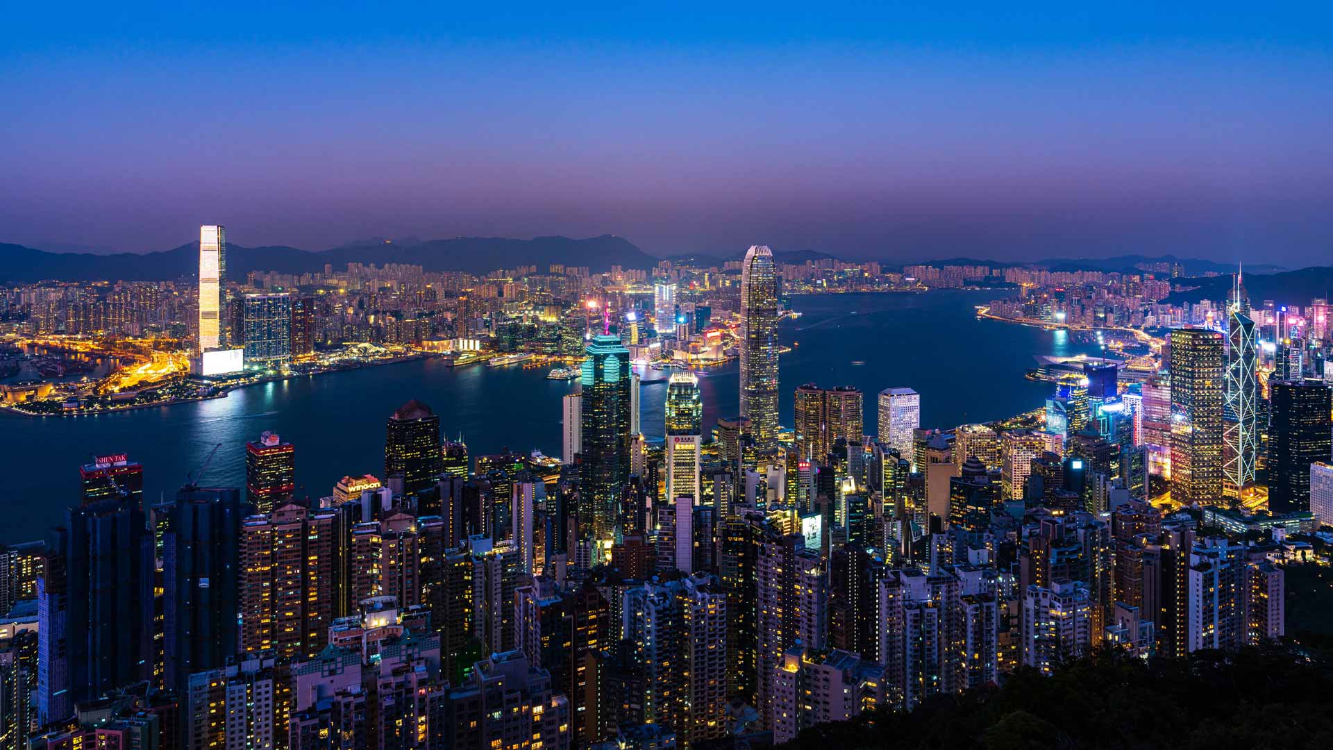 夜晚的东方明珠香港维多利亚港 5K壁纸