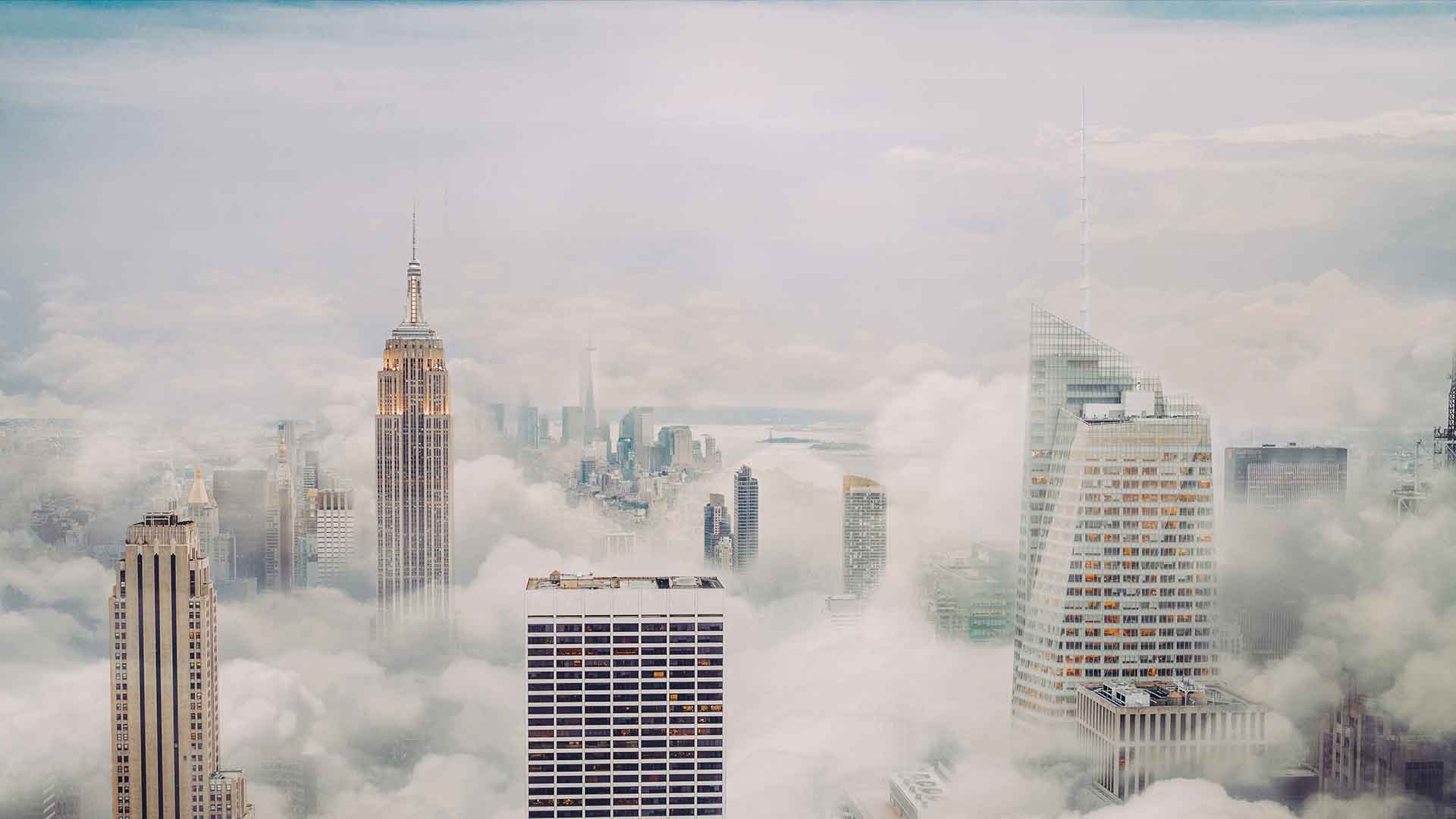 雾中的纽约市天际线