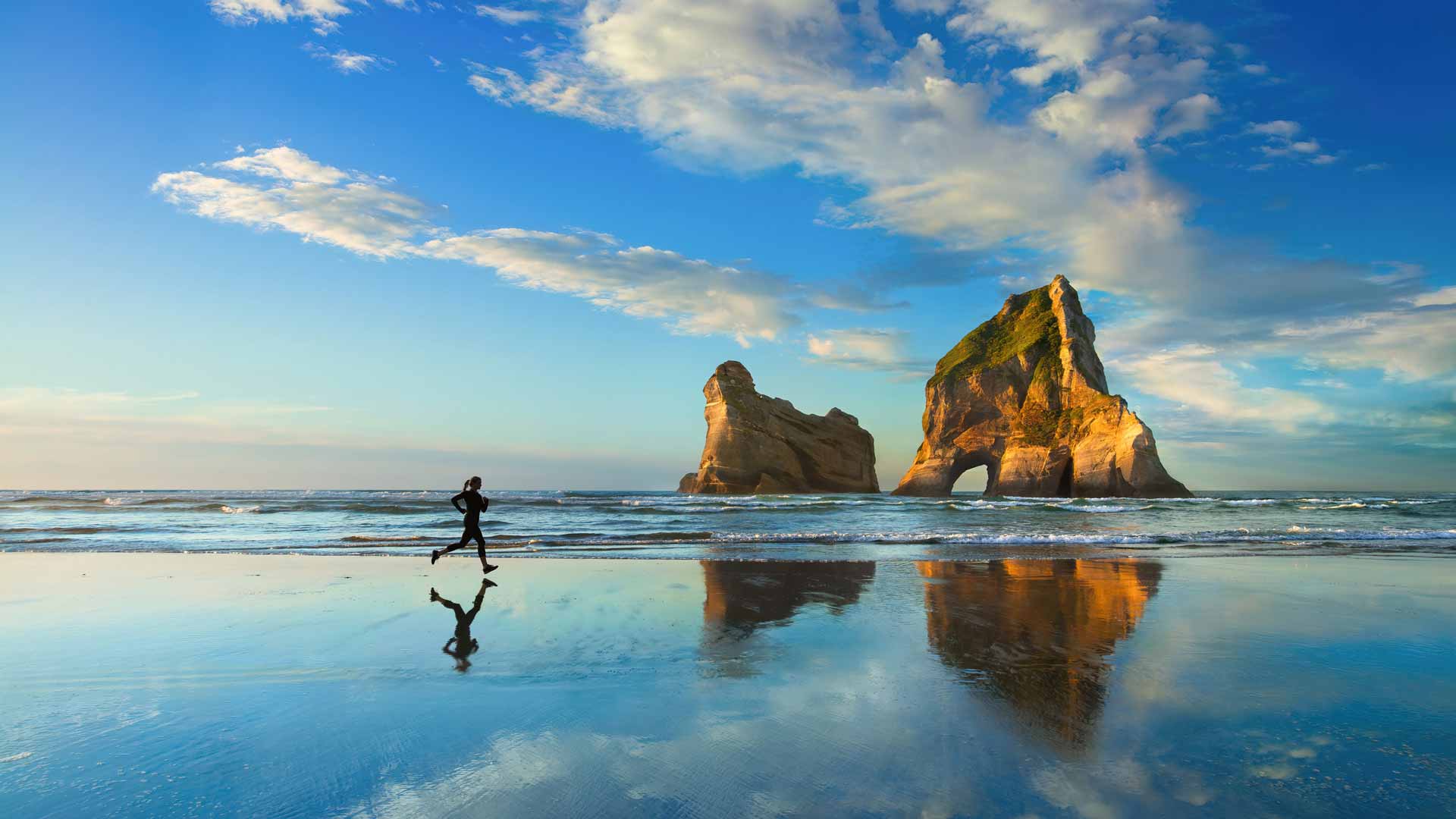 海滩慢跑风景Windows背景 4K壁纸