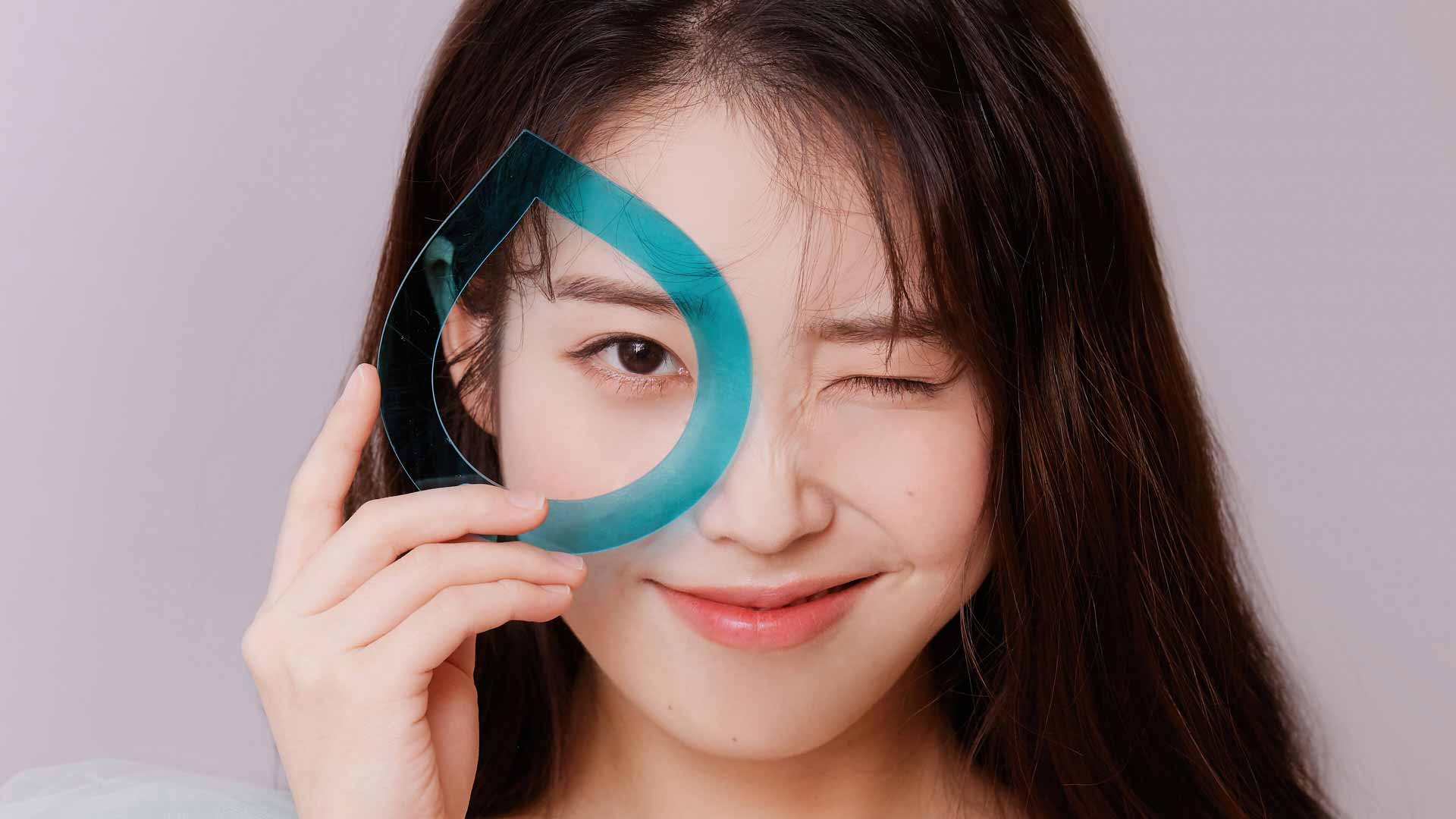 眨眼美丽的女孩 4K壁纸