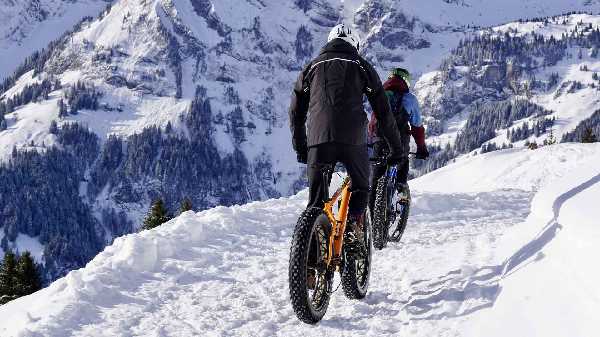 在雪地里骑自行车