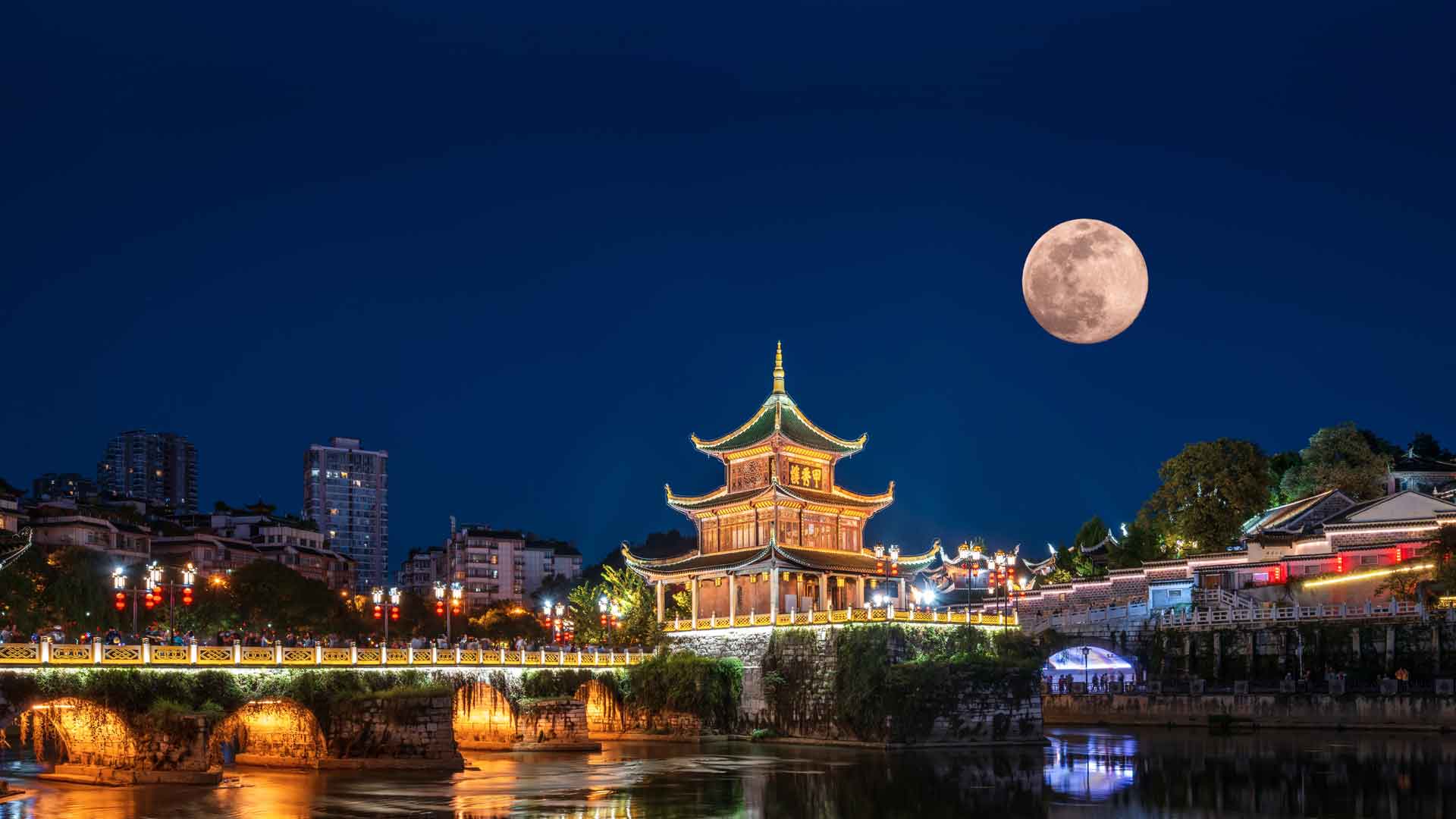 满月下的甲秀楼，中国贵州省贵阳市 必应壁纸