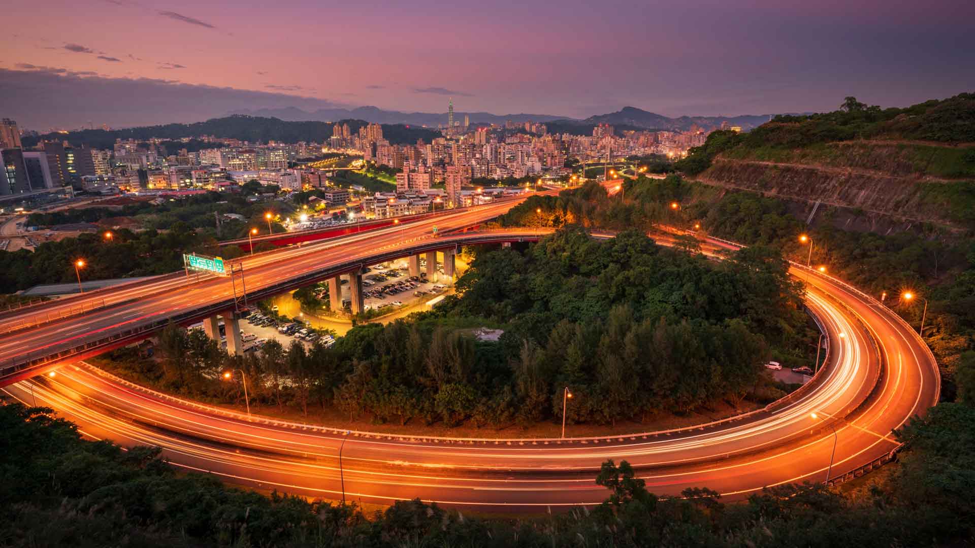 夜晚的新店立交桥