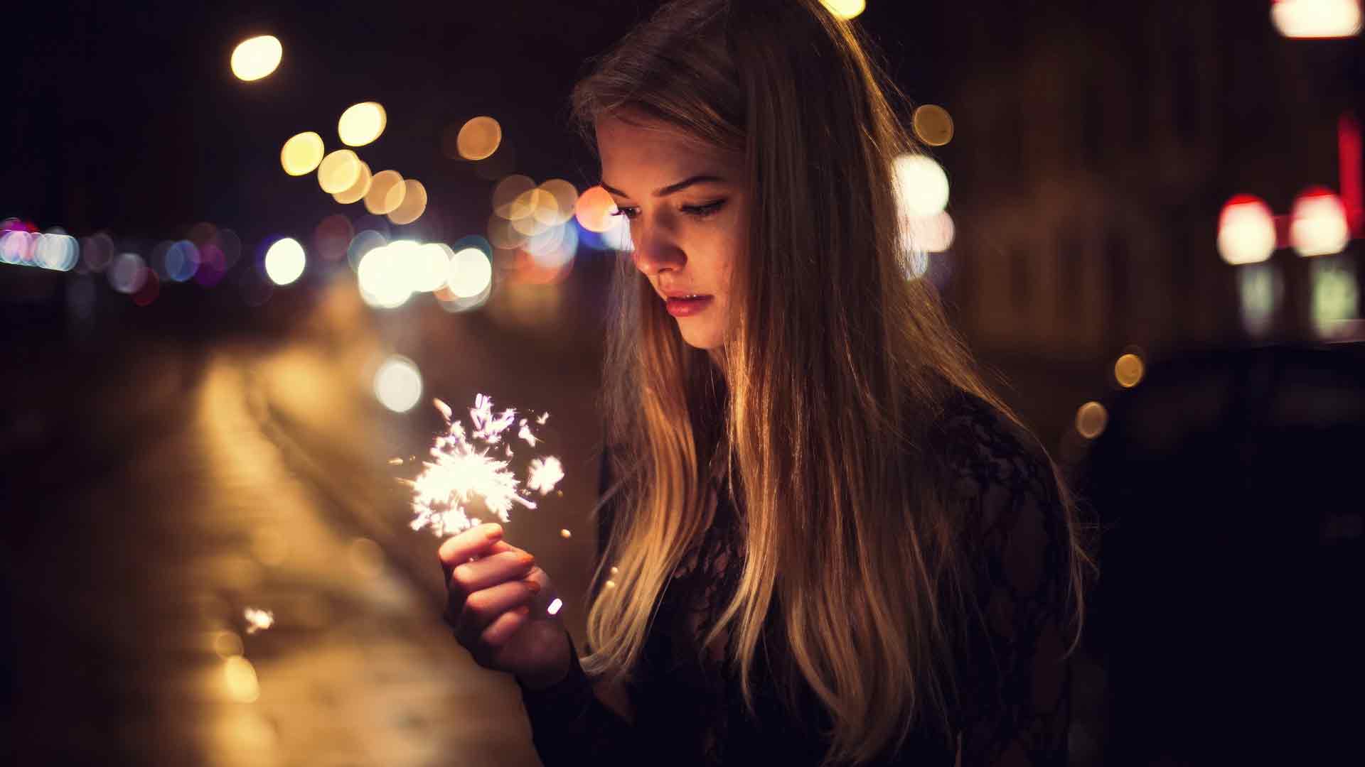 女孩手中的灯闪闪发光