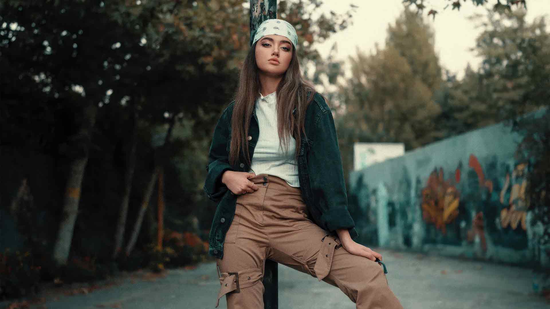 女孩站在杆子上 街头女孩