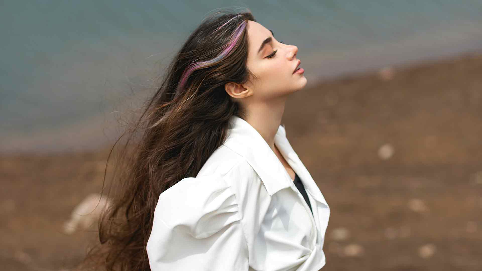 女孩头发彩色条纹 2K