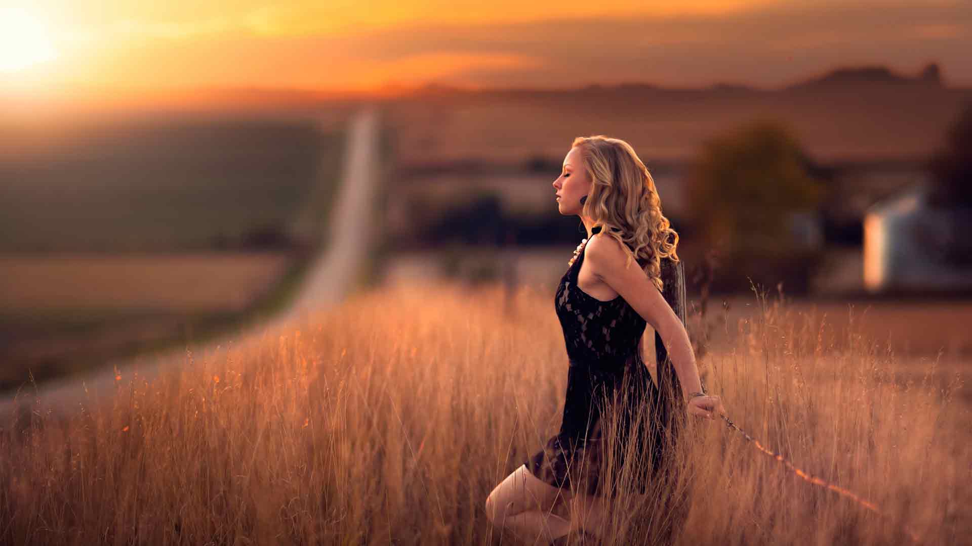 田野围栏中的女孩站立