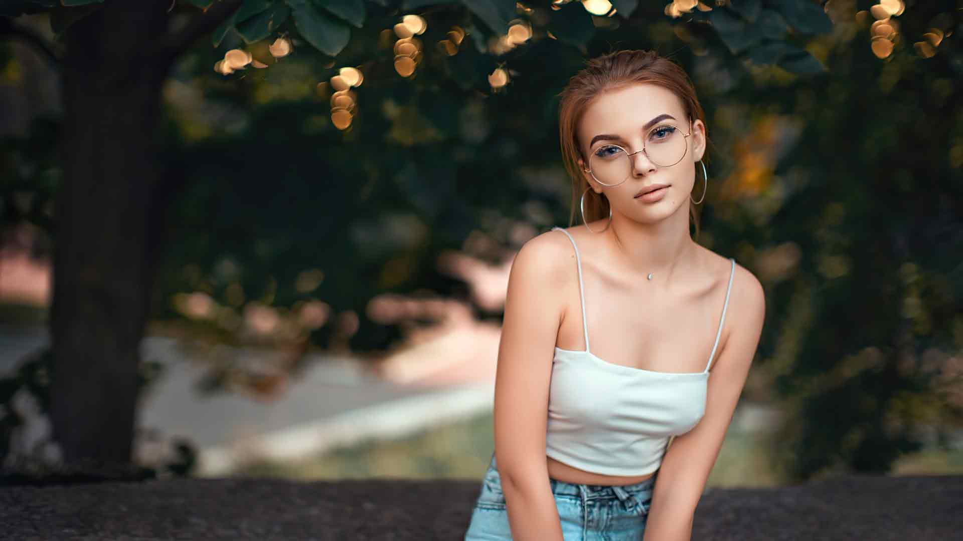 戴眼镜的女孩 4k