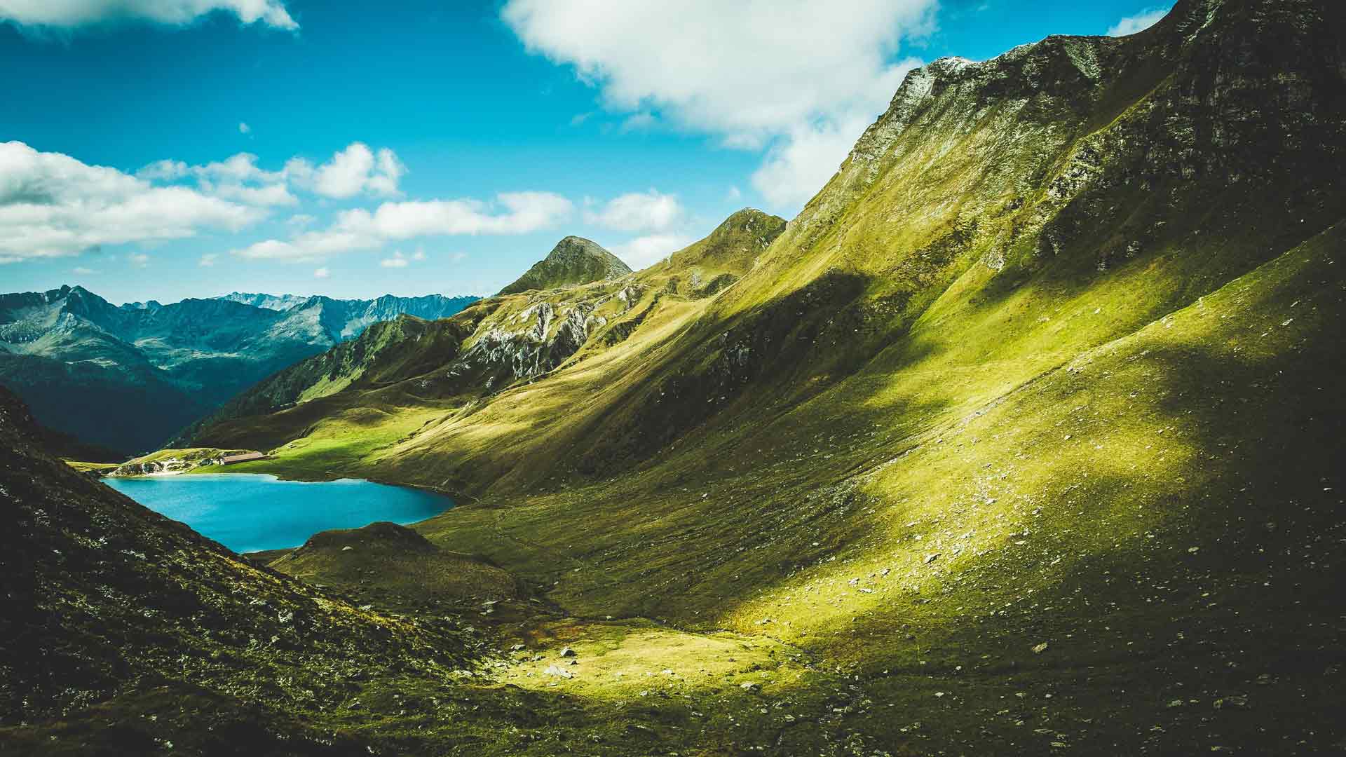 白天湖边的绿山