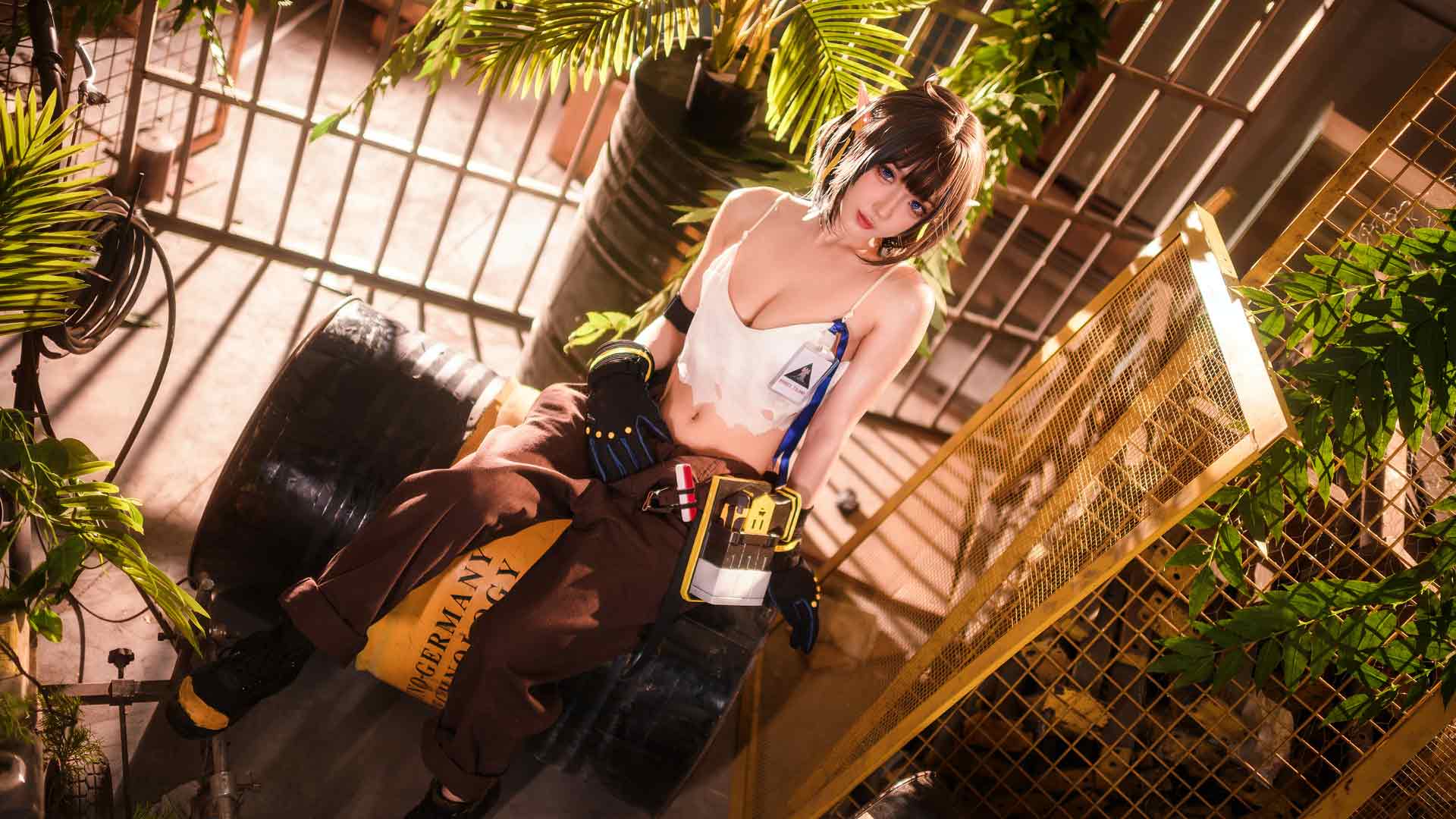 坐在空油桶上的性感吊带白衣加工装裤cosplay美女高清室内写真壁纸图片
