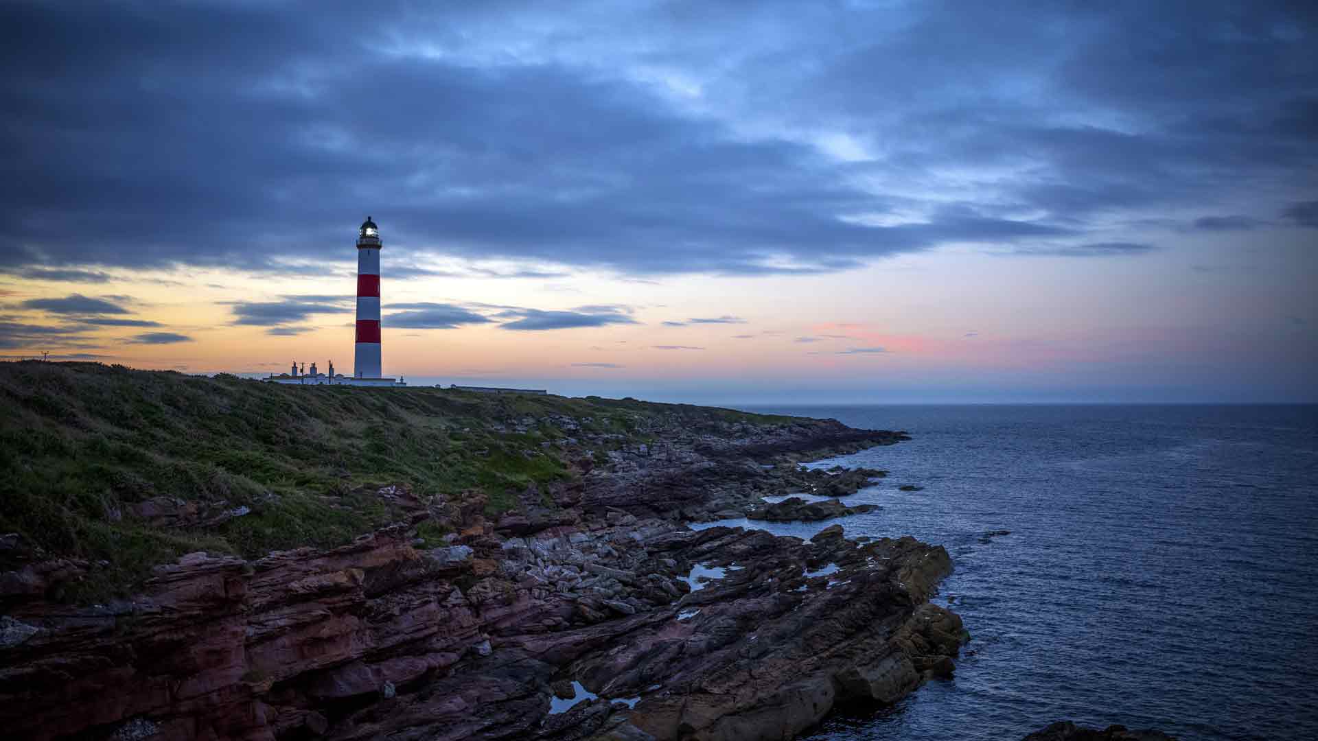灯塔悬崖海岸日出夏季 5K