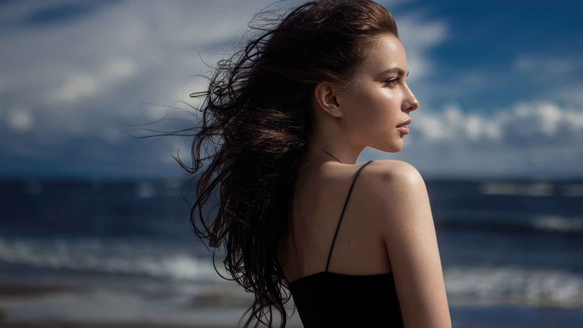 女孩在户外感受海风