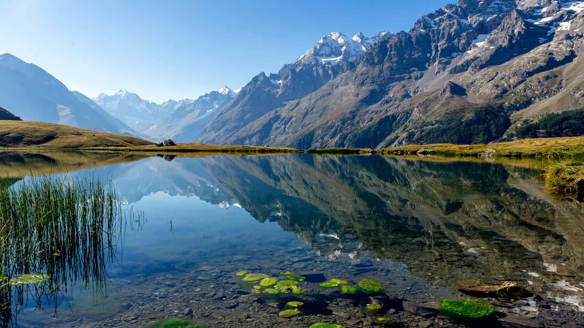 雪山山谷湖泊夏季自然景色