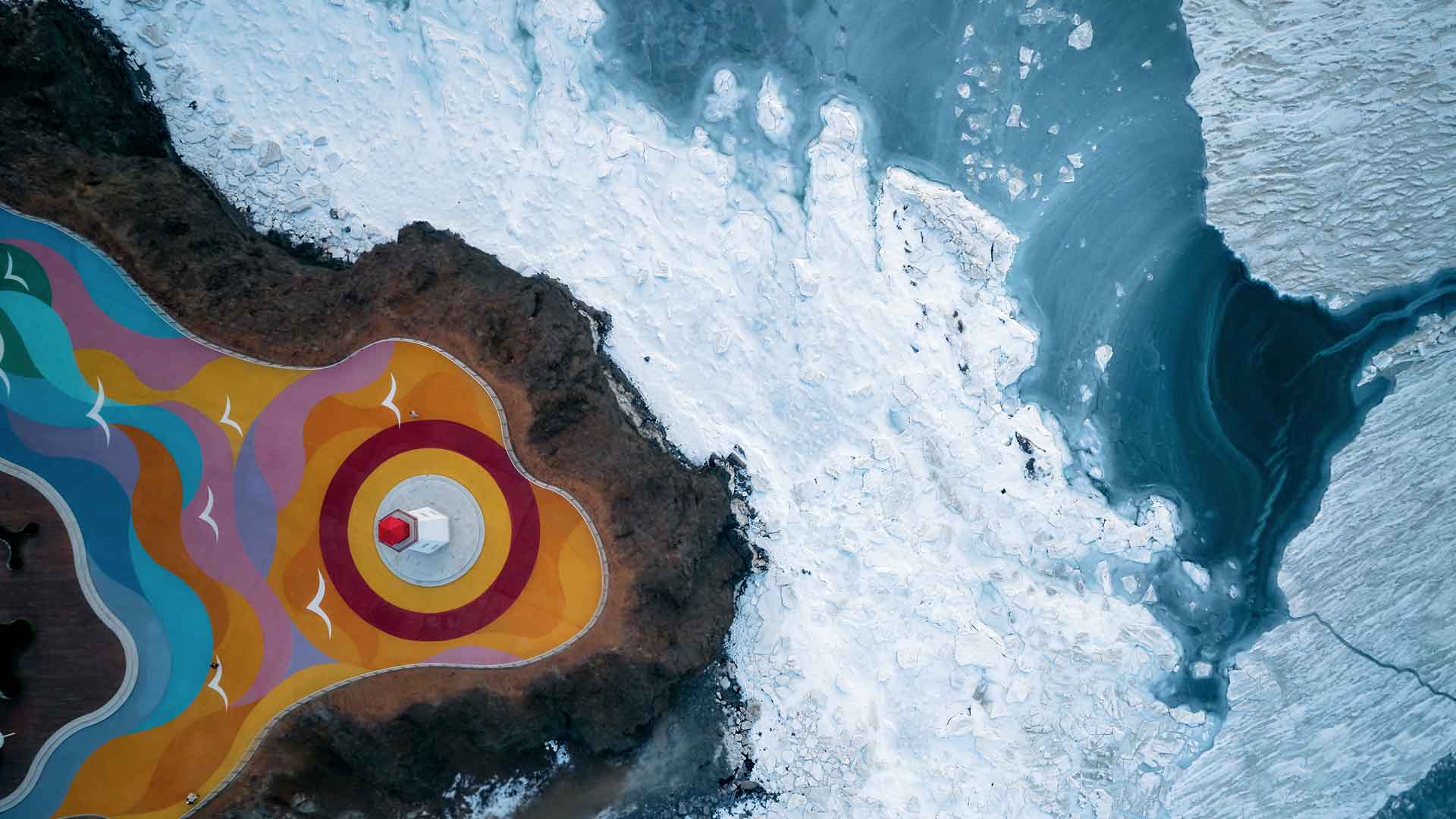 鸟瞰冰封的大海和悬崖上的灯塔，大连泊霞湾公园，辽宁省，中国