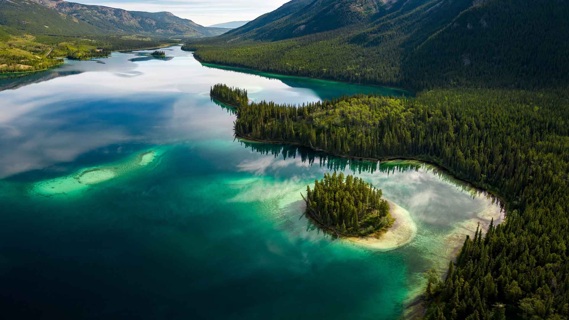 湖岛鸟瞰图森林公园山脉