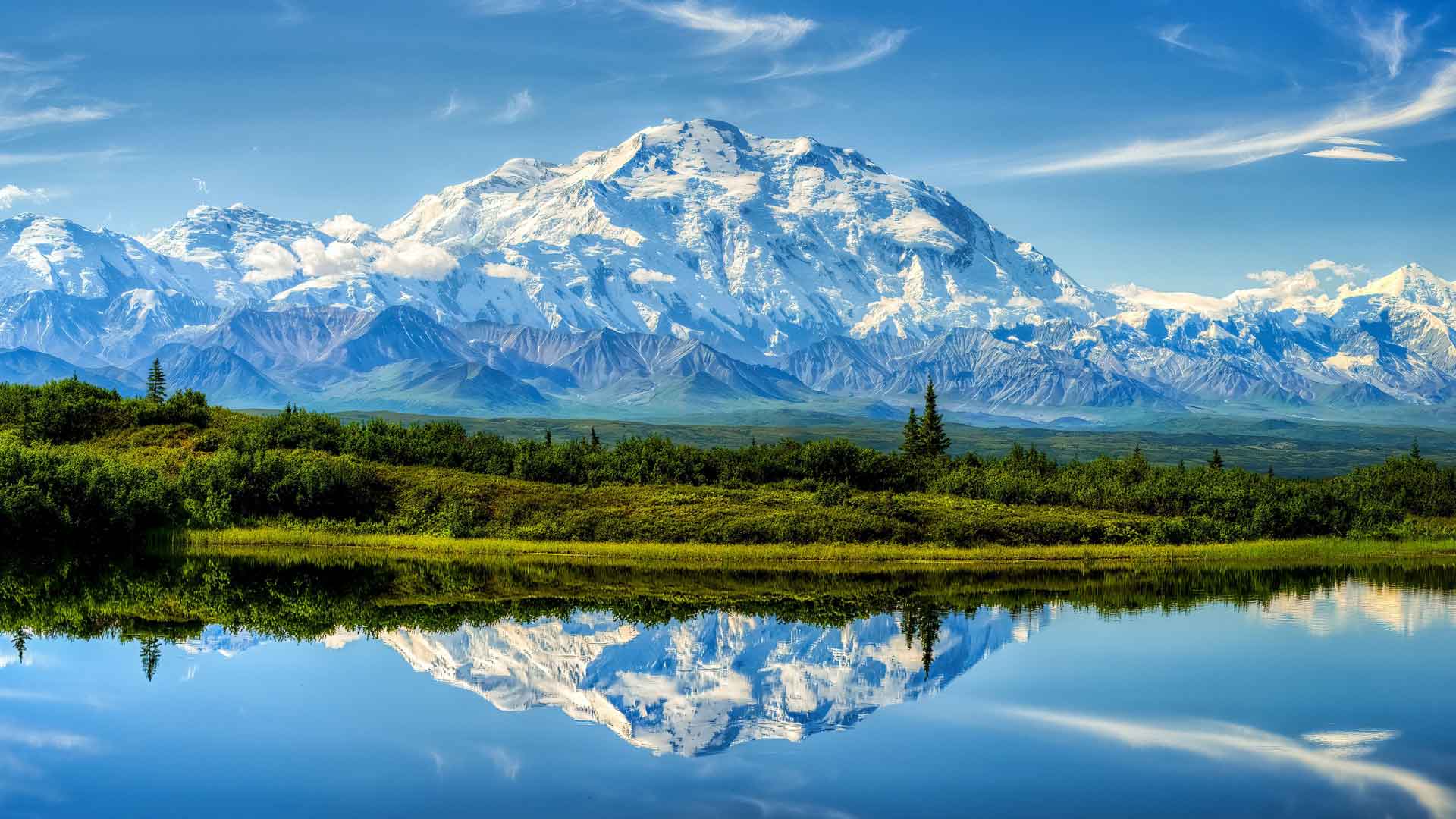 雪山湖泊宁静高山荒野