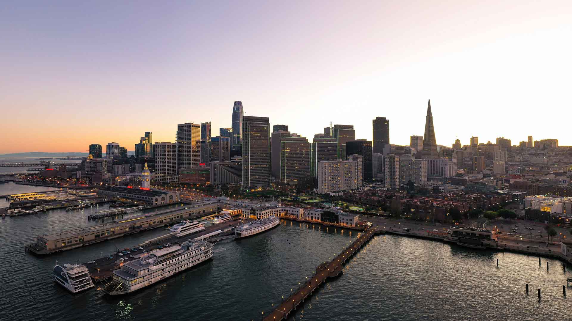 港口摩天大楼日落旧金山天际线