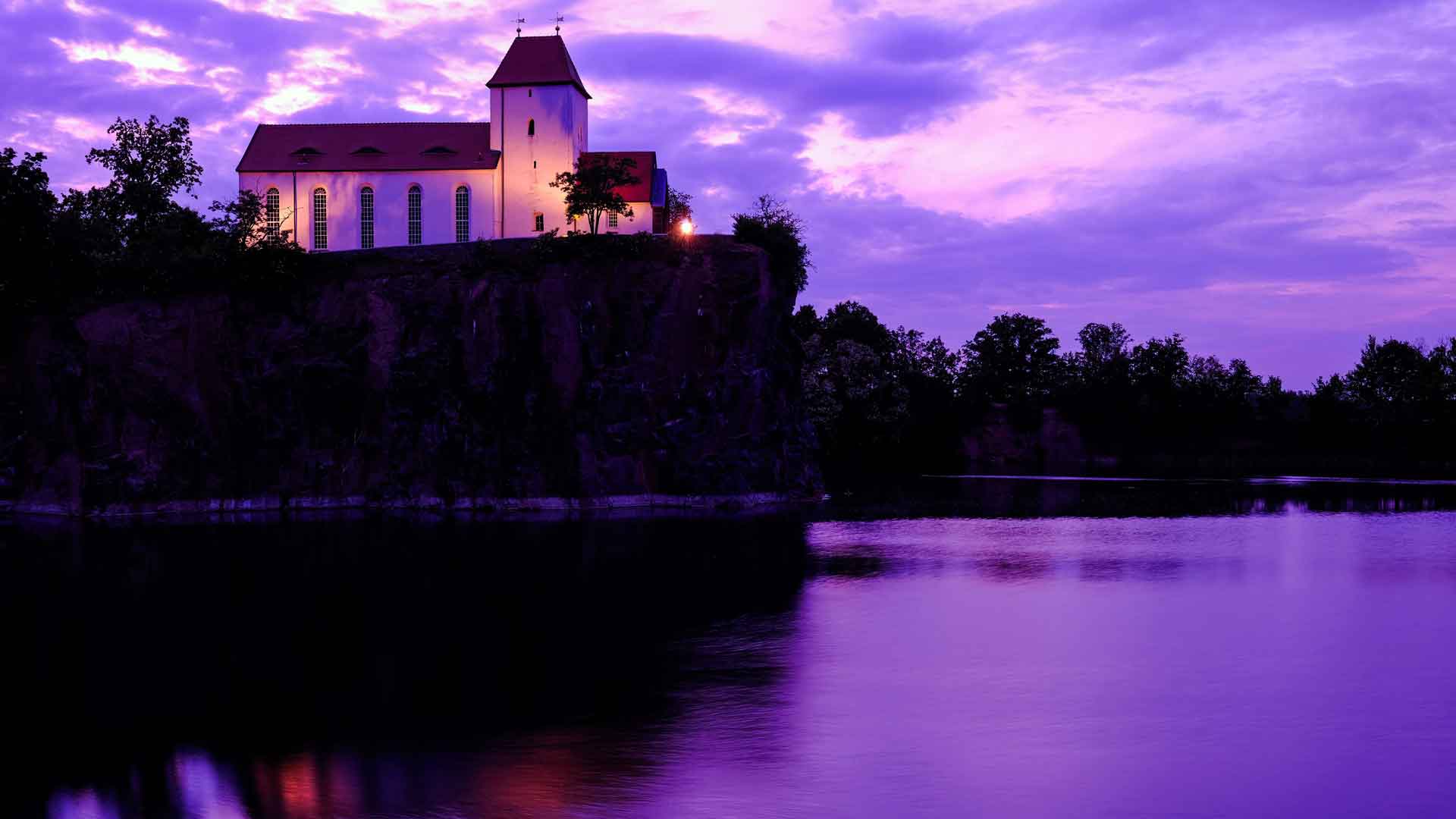 教堂悬崖日落紫色天空湖泊黄昏 5K