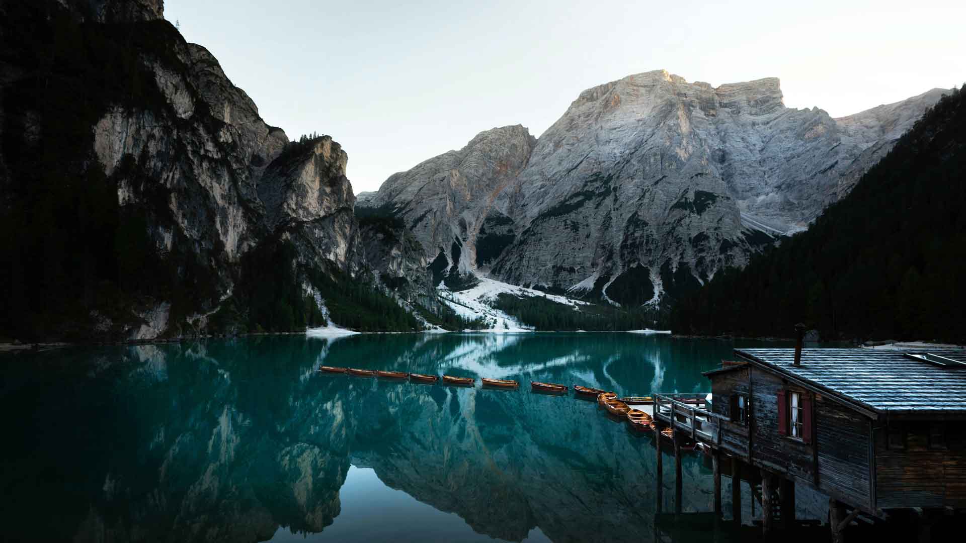 黎明早晨湖 布拉伊埃斯 南蒂罗尔