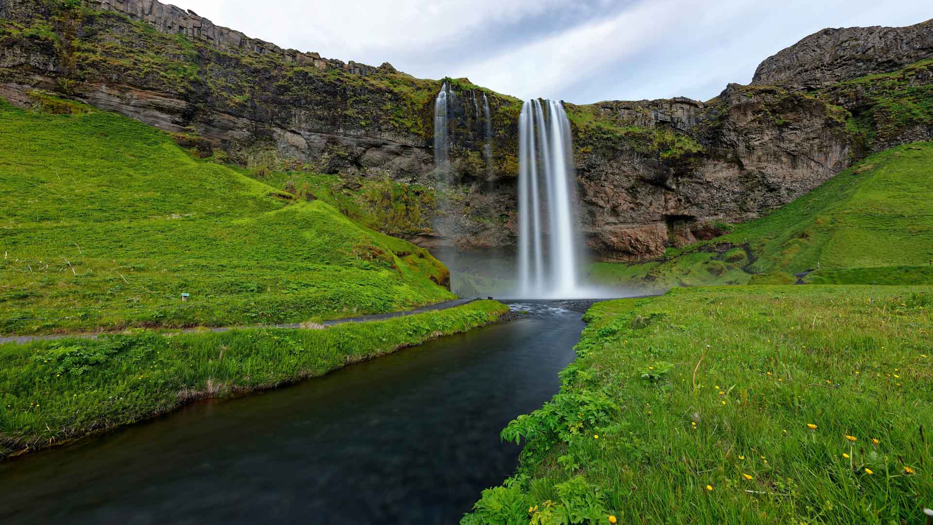 绿色草原悬崖河流瀑布冰岛