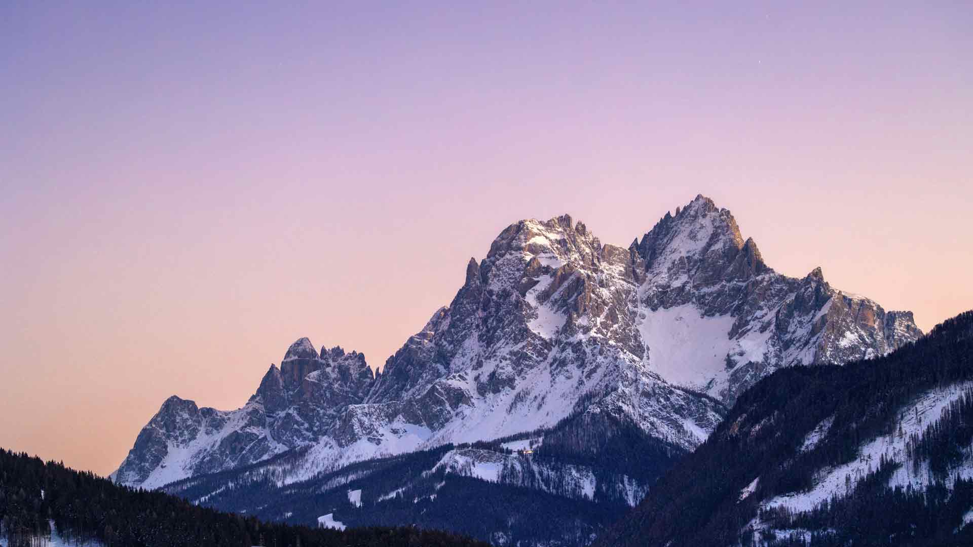 早晨黑暗的森林雪山山峰