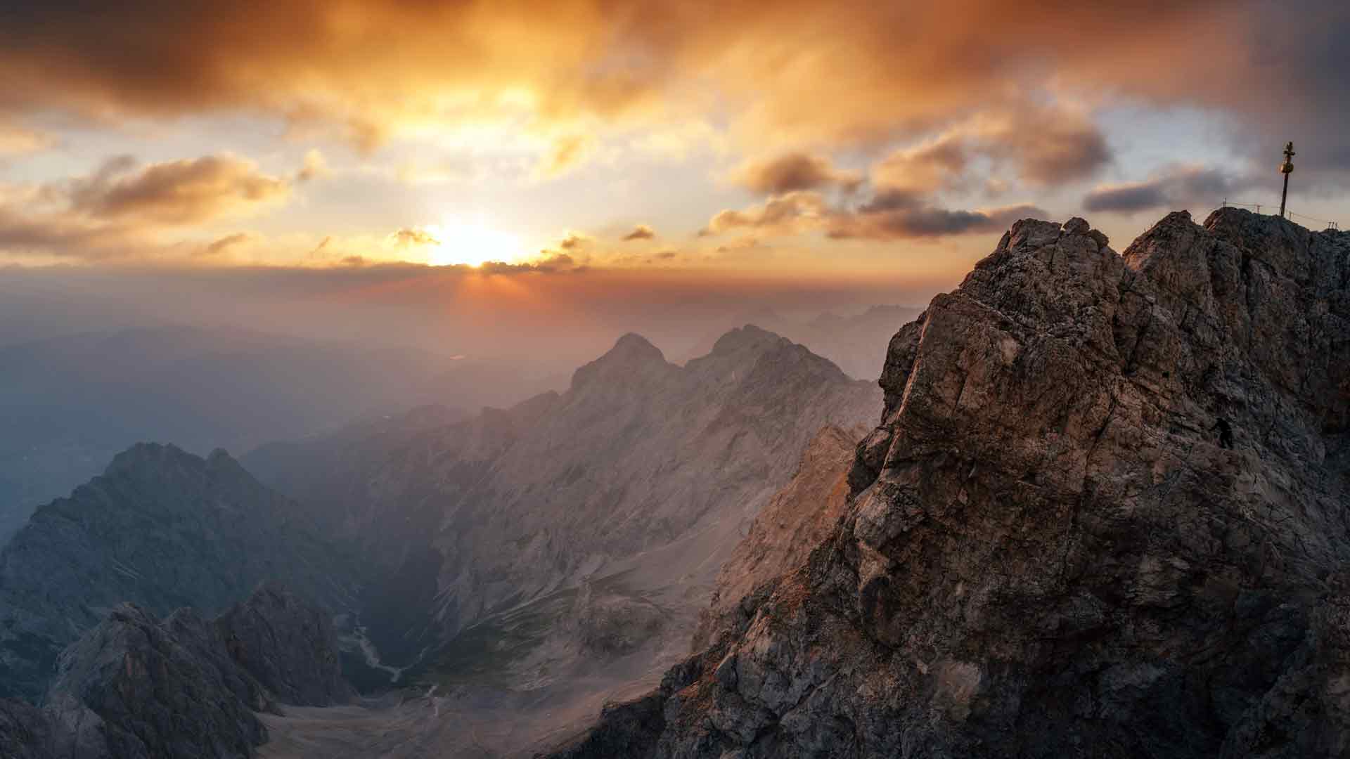 雄伟的山峰日出云彩楚格峰