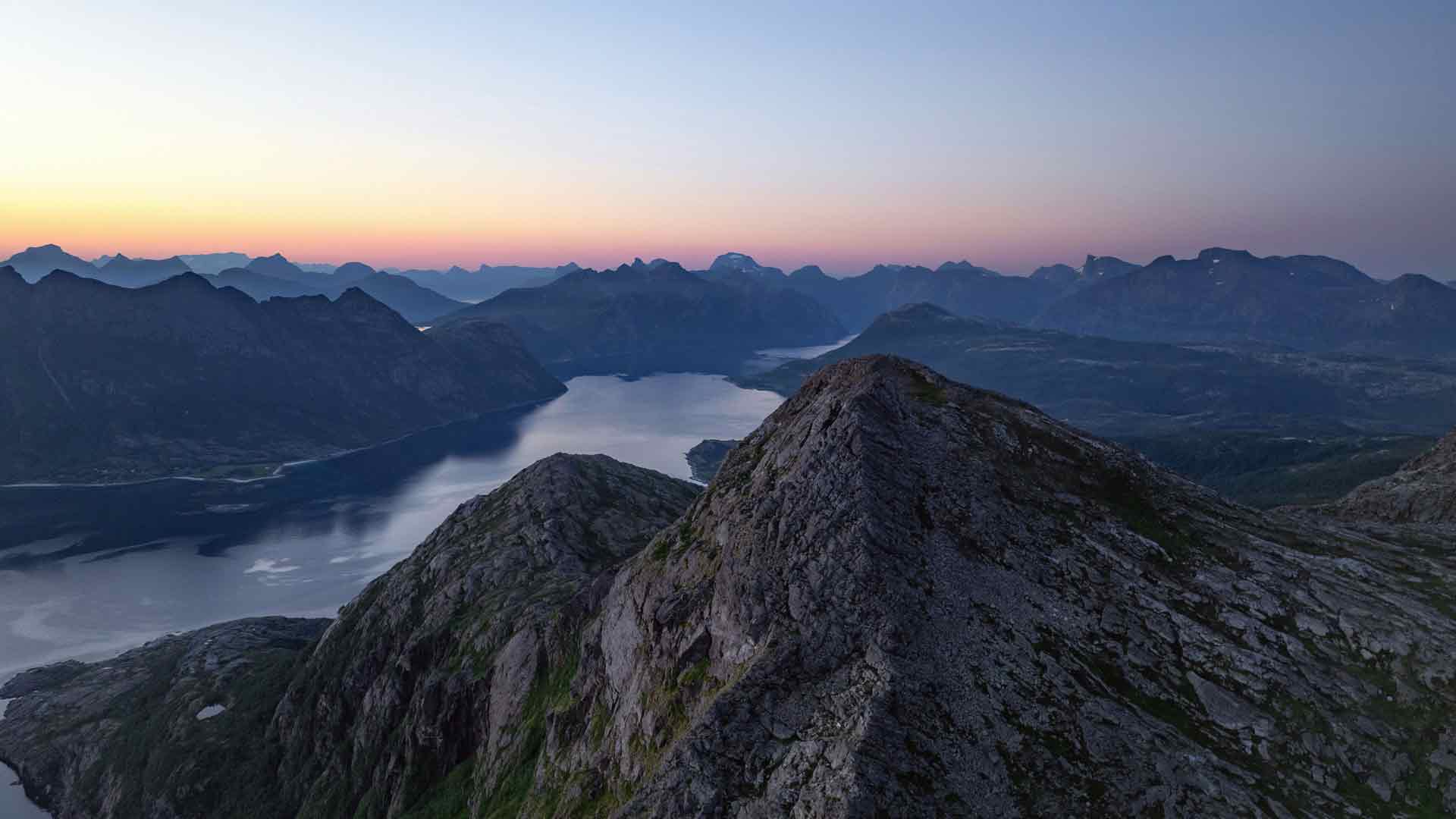 夏季日出黎明早晨山脉和山脊