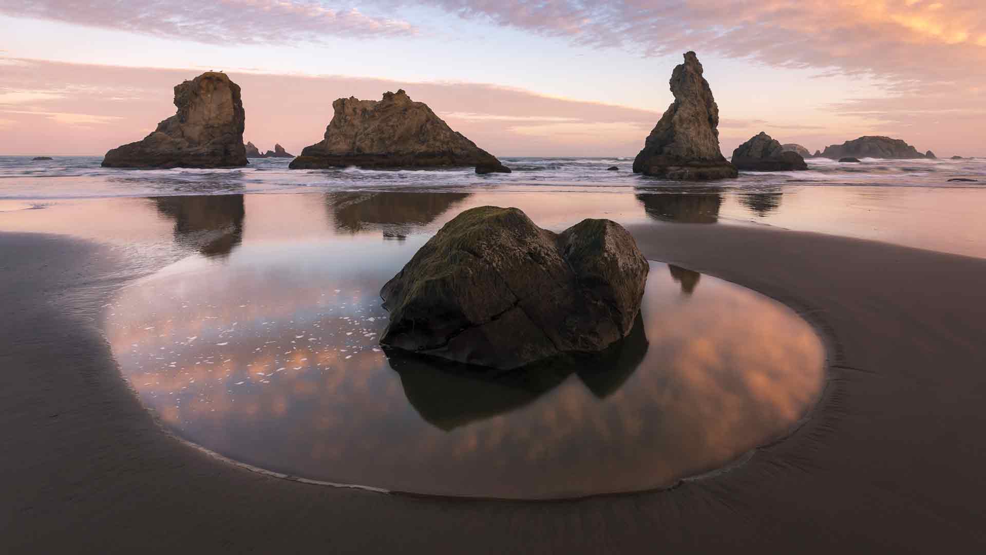 班登海滩的海蚀柱，俄勒冈州，美国