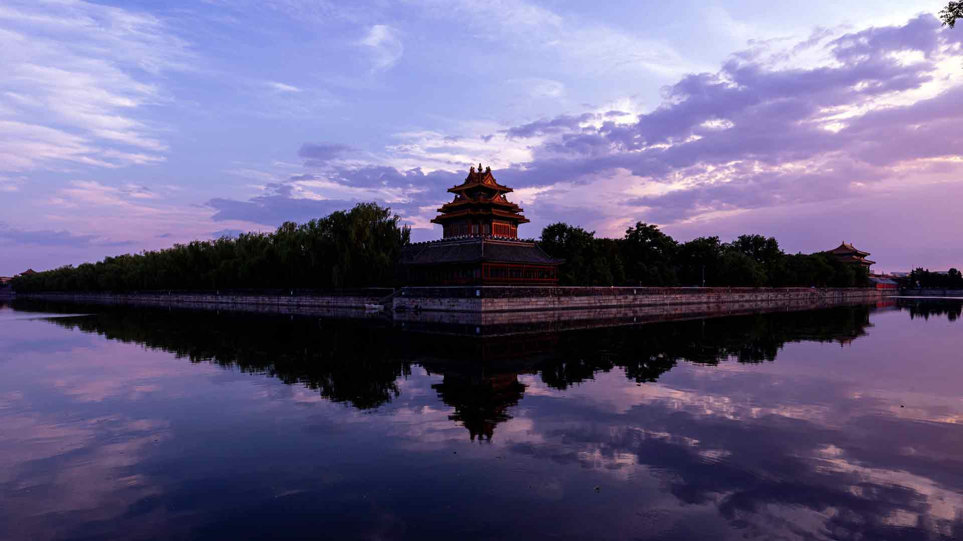 黎明时分，紫禁城城墙一角。