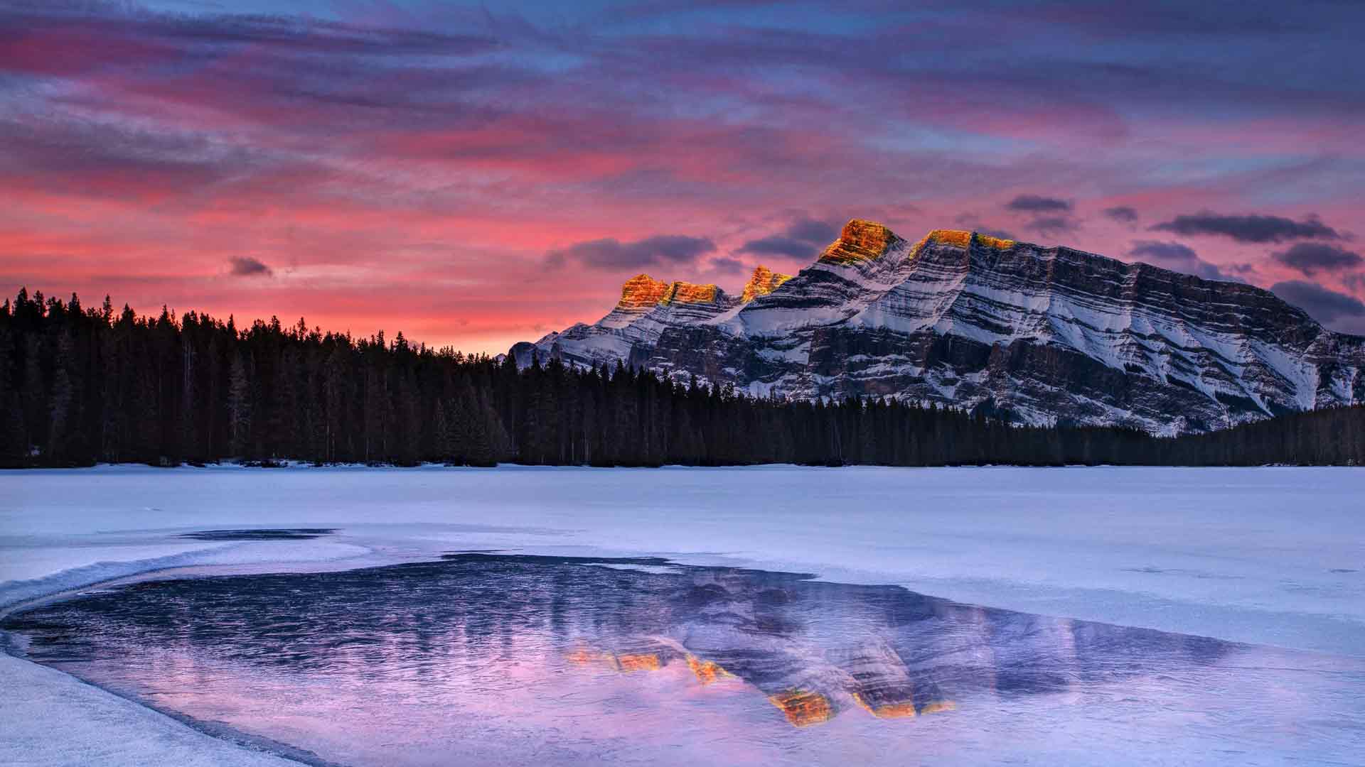 金色日出 杰克湖阿尔卑斯山的光芒