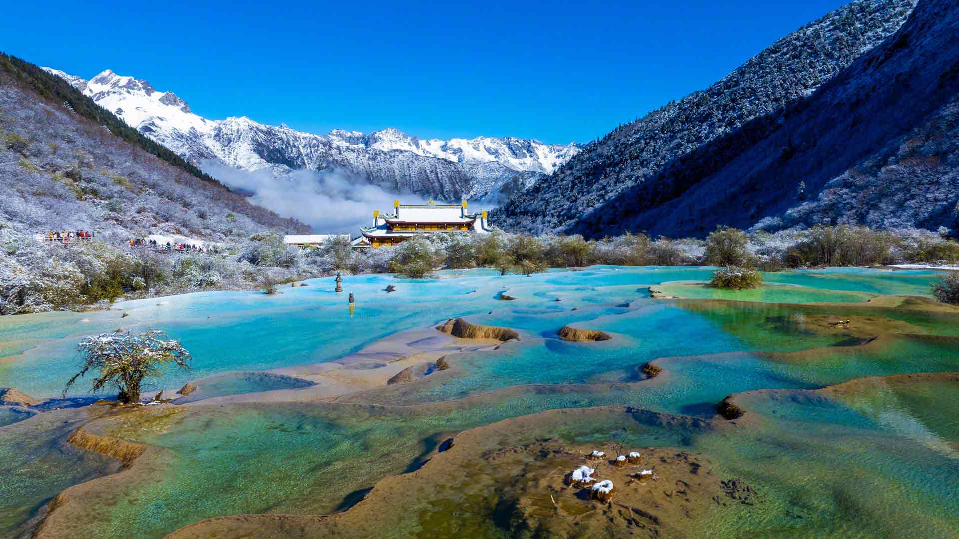 黄龙风景区五色池雪景