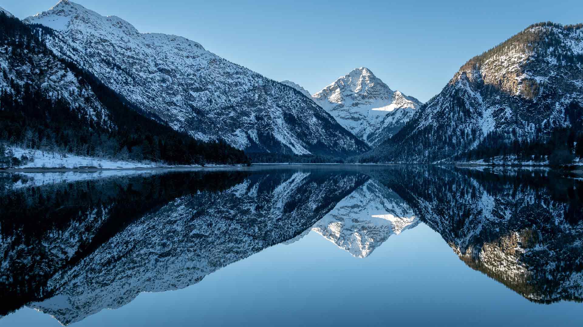 清晨雪山倒映在平静的湖面