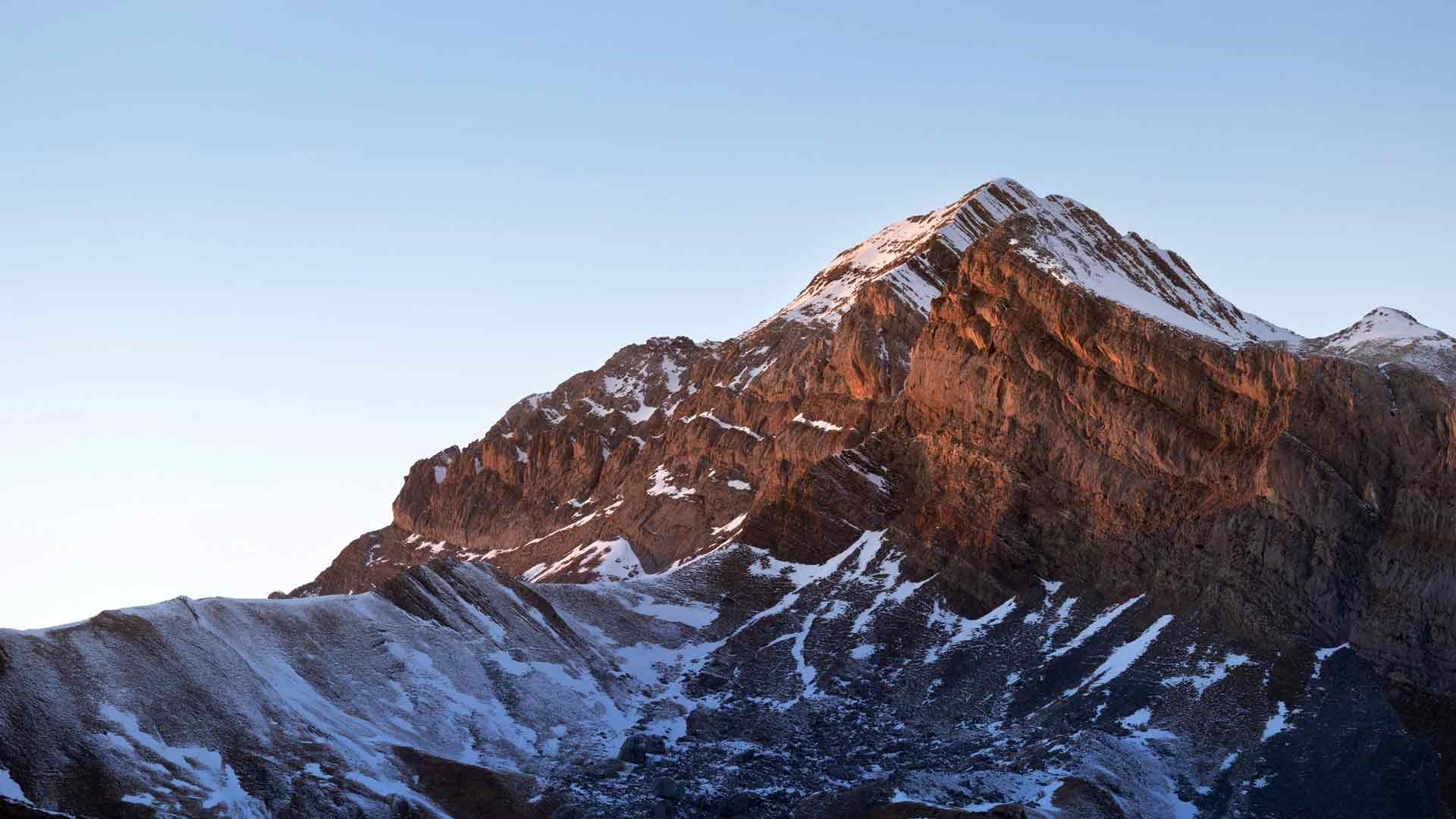 雪山黄昏天空夏季奥尔德萨山谷