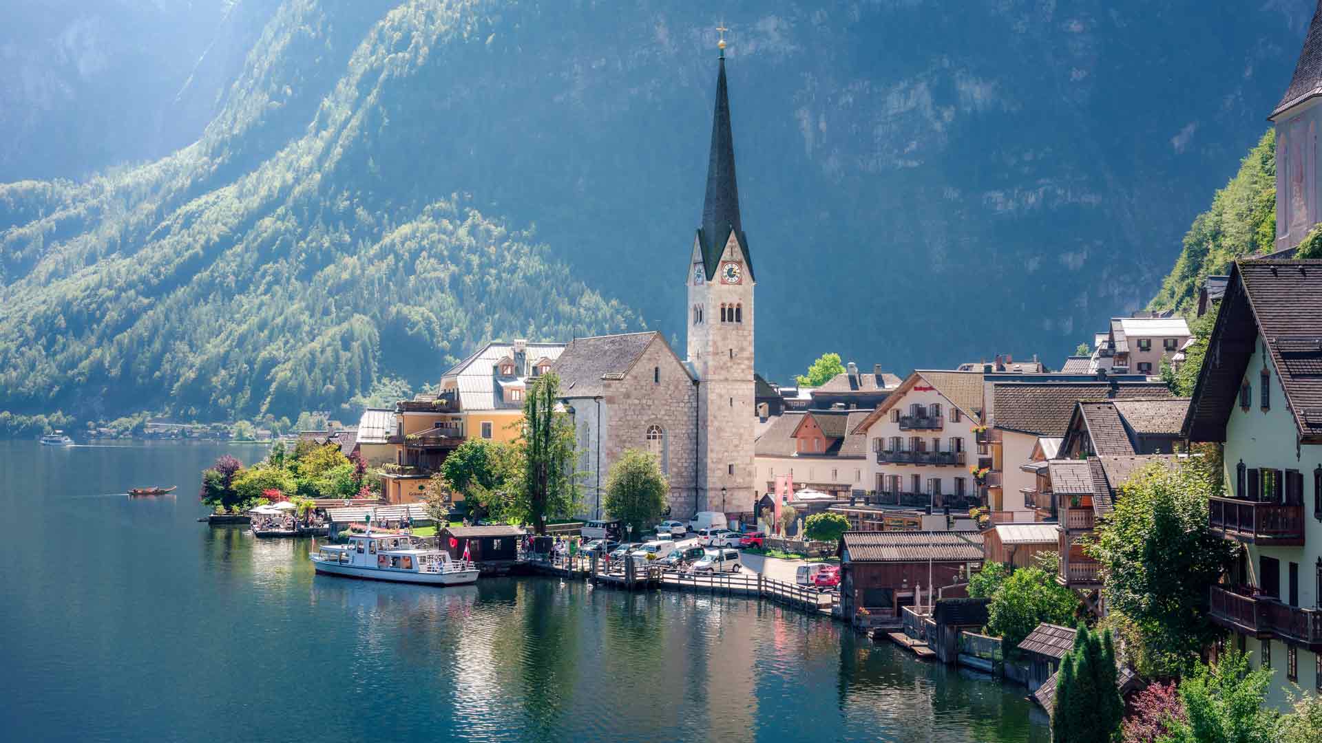 奥地利哈尔施塔特旅游小镇湖畔教堂建筑