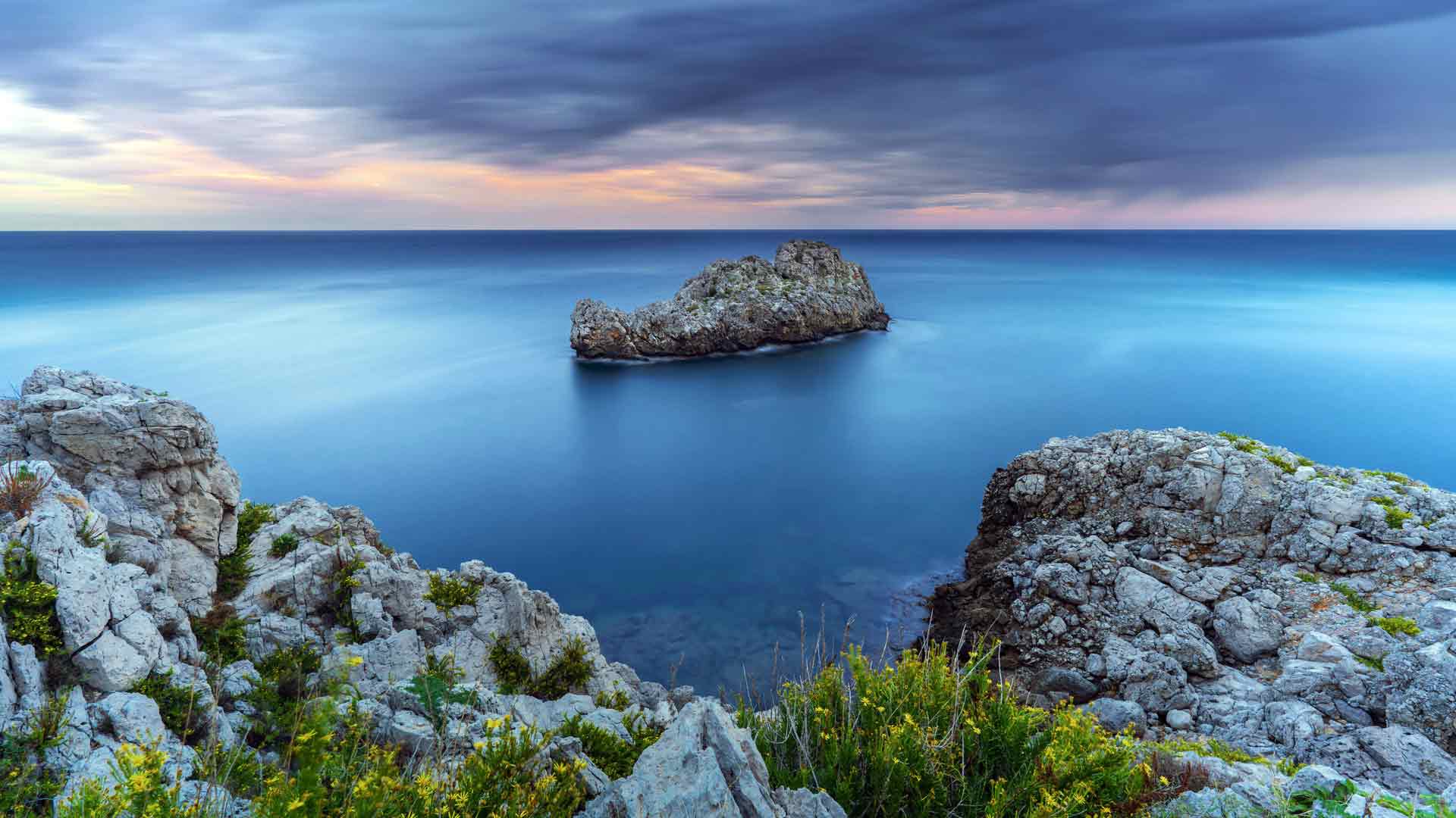 意大利西西里岛岩石海岸线，暴风雨天气