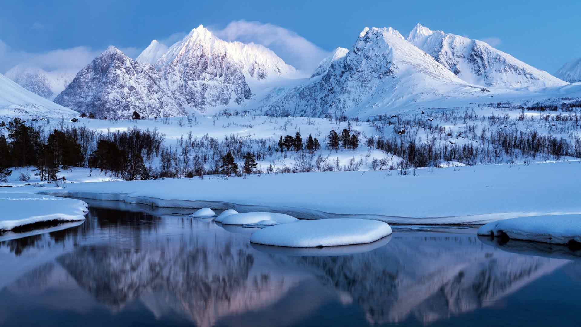 雪河黎明风景冬季山脉5公里