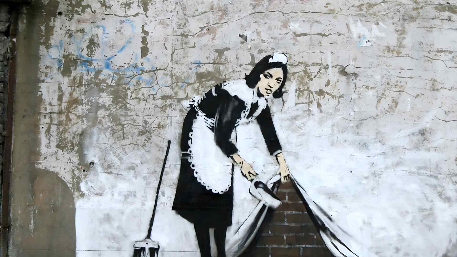 班克斯女仆掀墙桌面壁纸