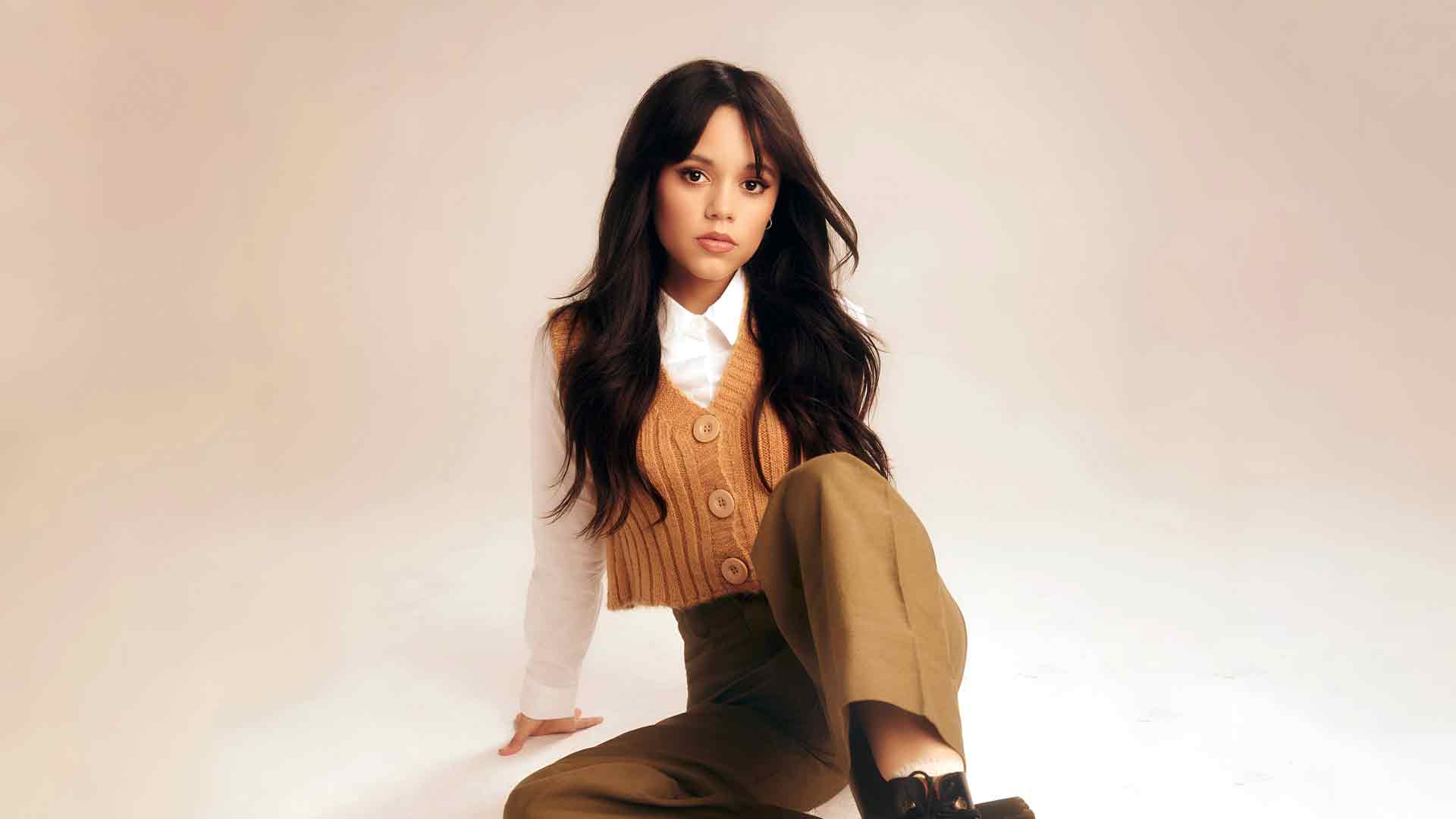 珍娜·奥特嘉 Jenna Ortega 休闲时尚坐姿桌面壁纸