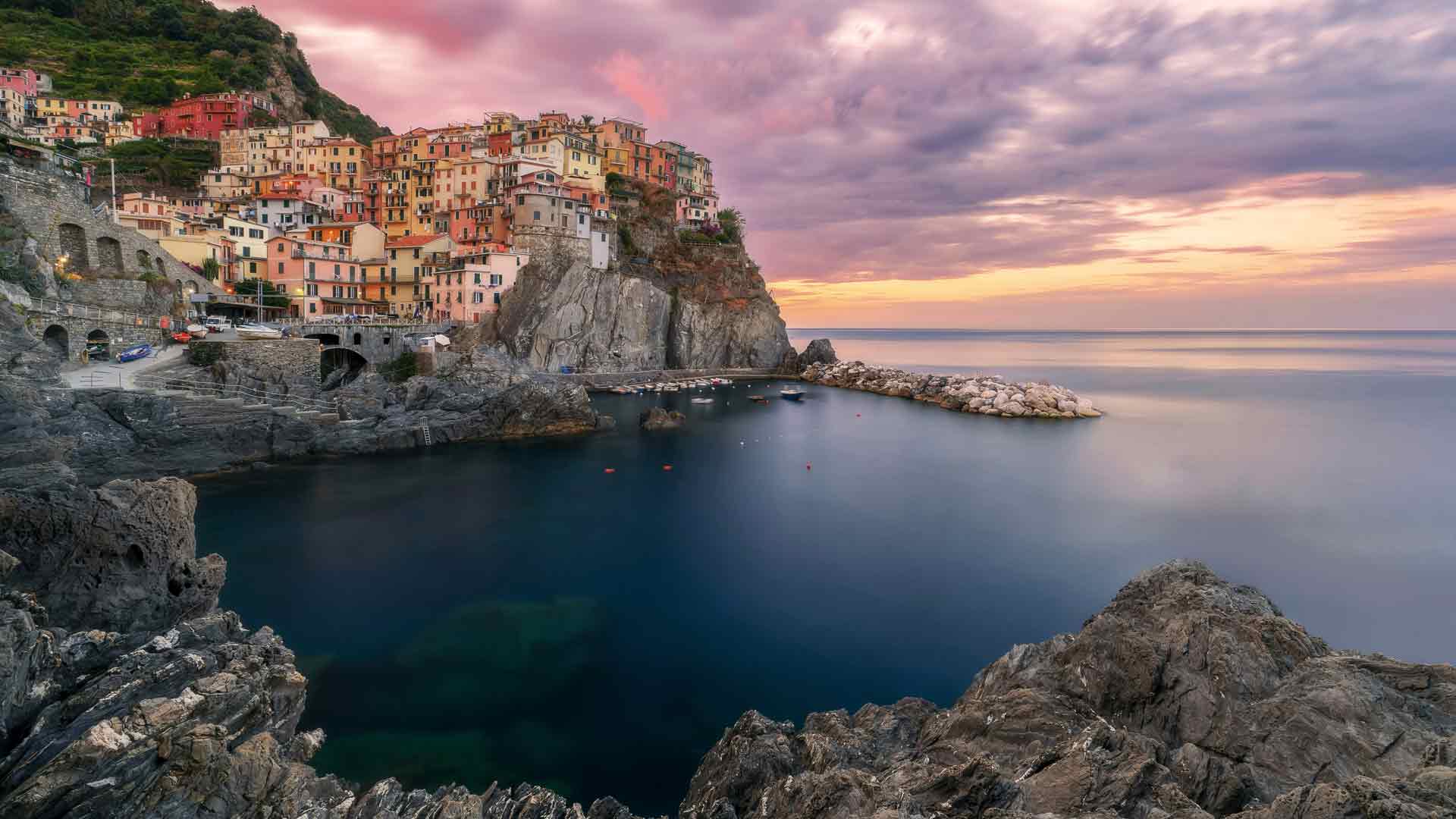 马纳罗尔港多彩村庄悬崖海景日落