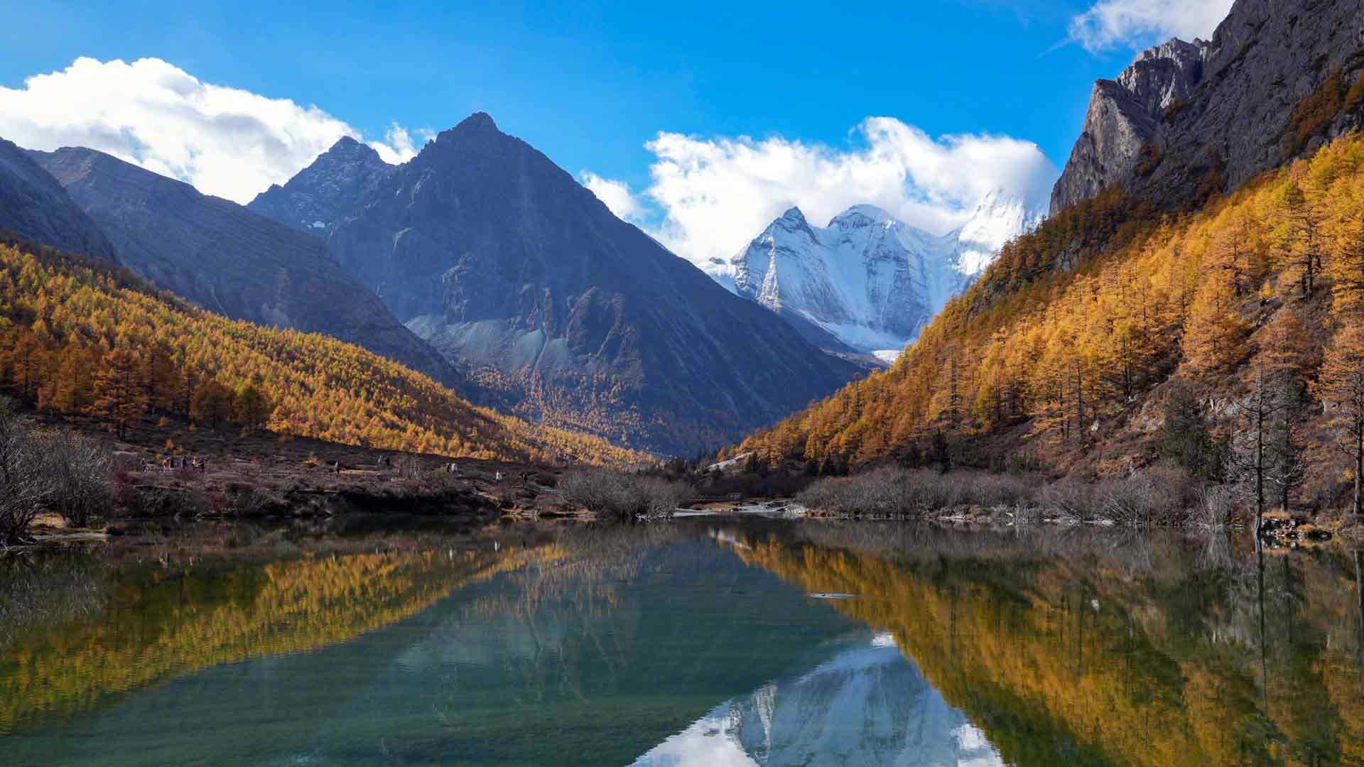 秋季风景区山谷湖泊雪山