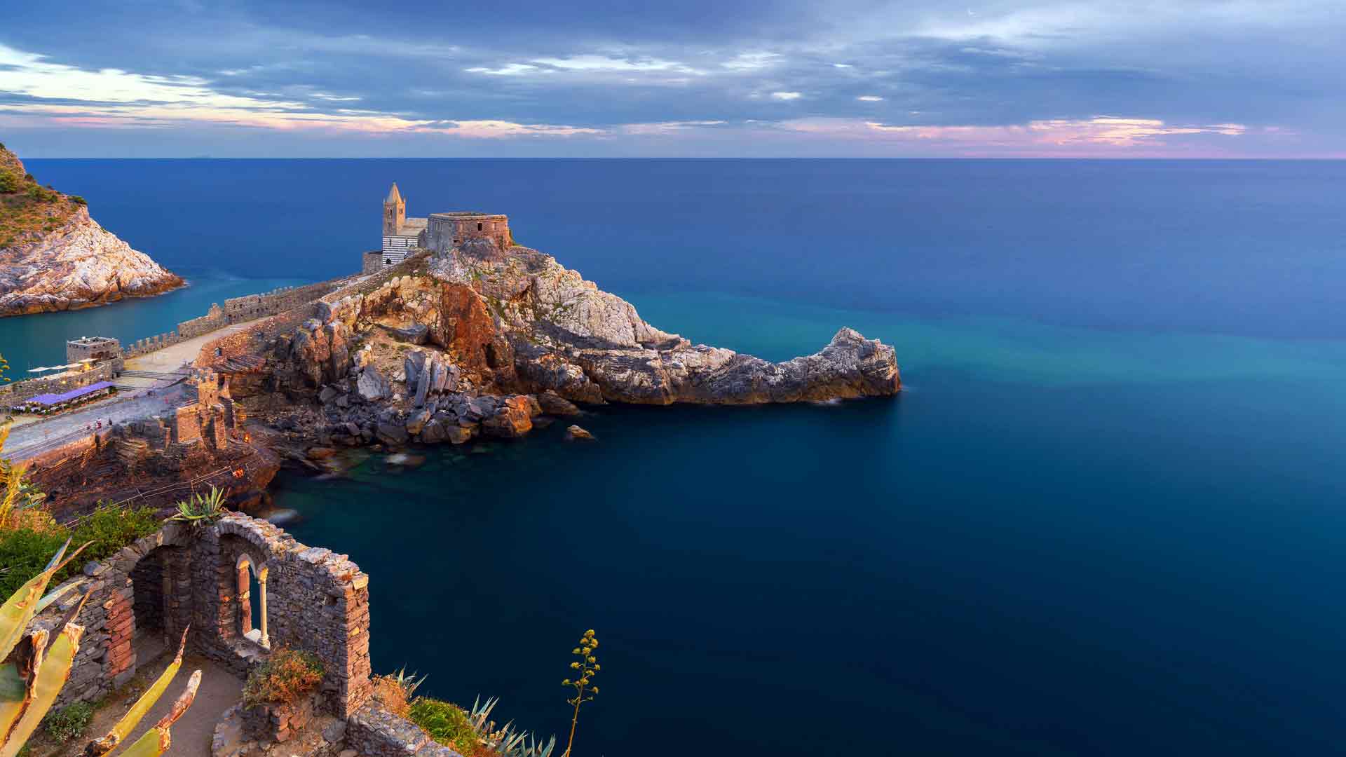 意大利利古里亚里维埃拉岩石海岸韦内雷港