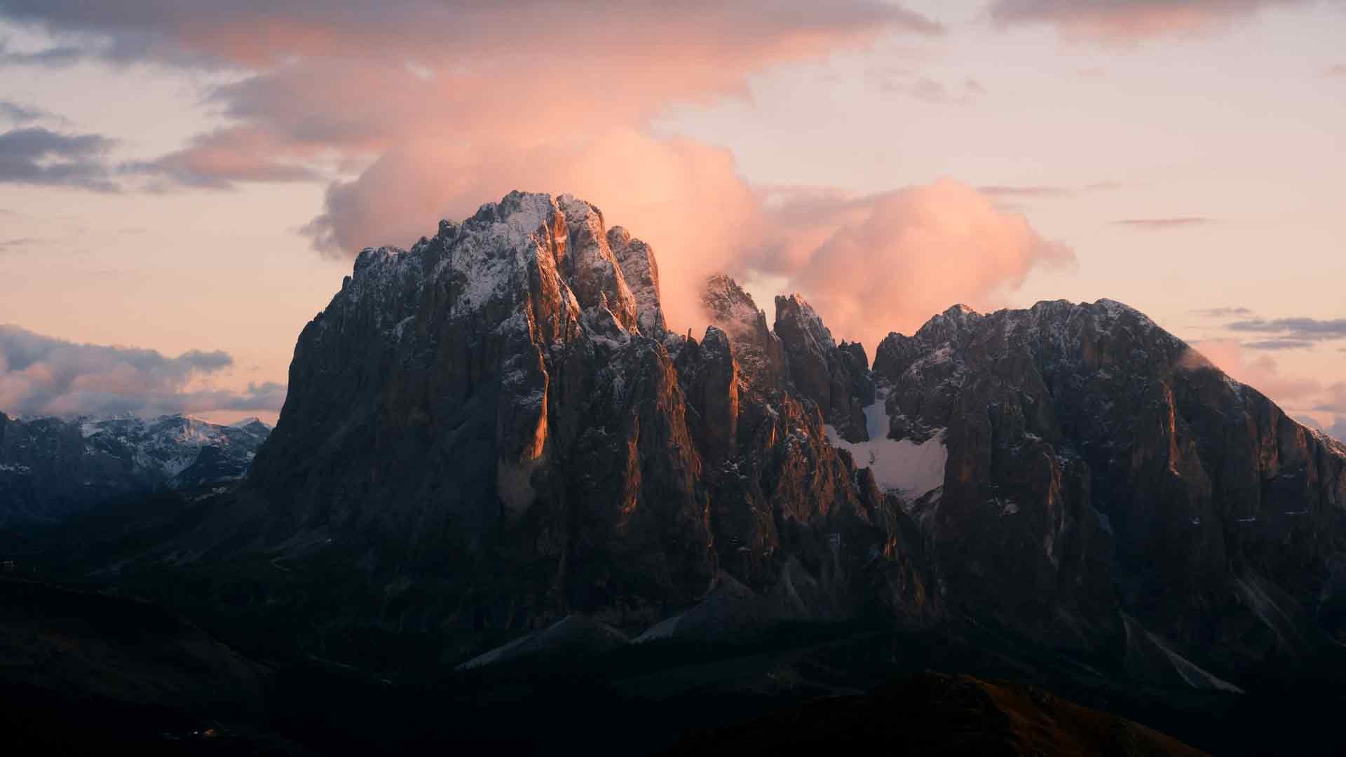意大利南蒂罗尔博尔扎诺的夏日山景日落
