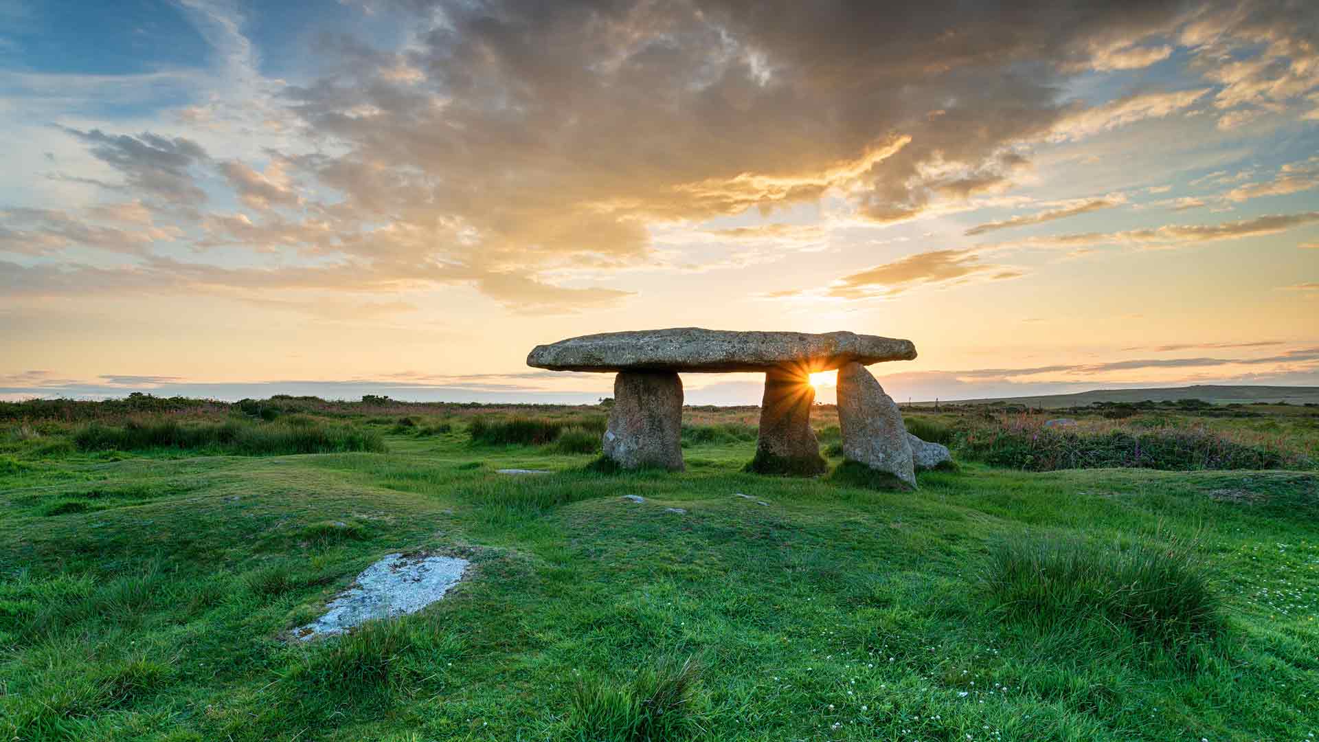 兰扬石门，位于英格兰康沃尔郡的一座兰扬新石器时代石棚墓，英国