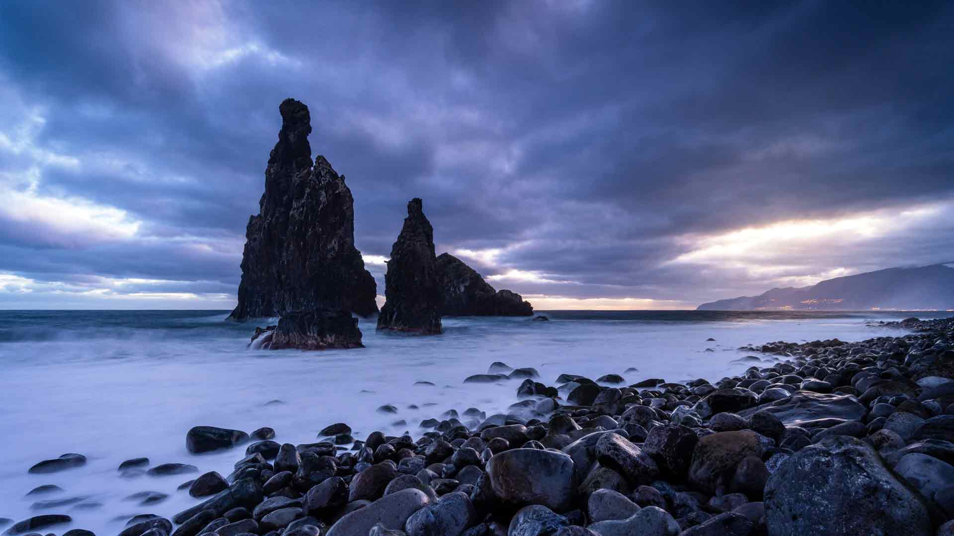葡萄牙马德拉岛海滩日出，石头，海浪 5K