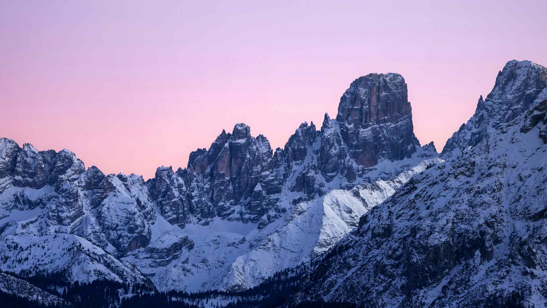 意大利南蒂罗尔博尔扎诺的雪山峰