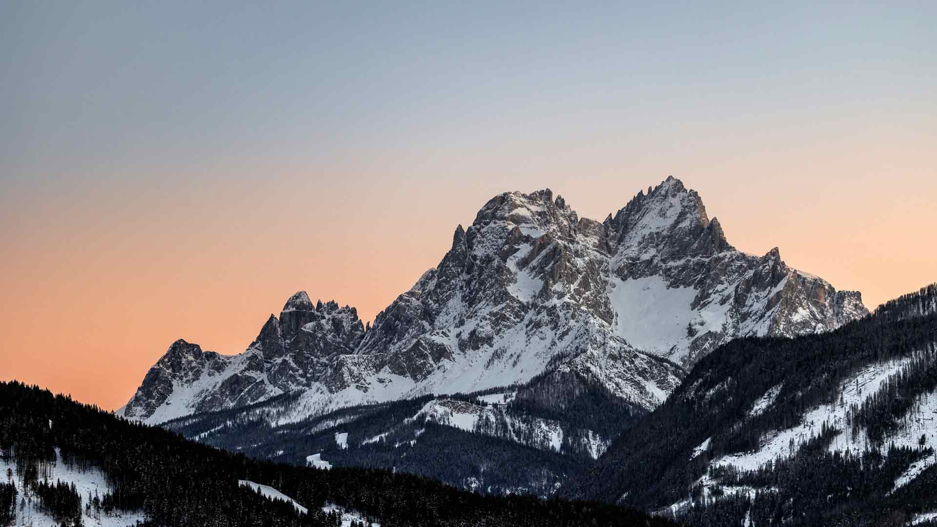 意大利南蒂罗尔博尔扎诺的夏日黄昏山脉