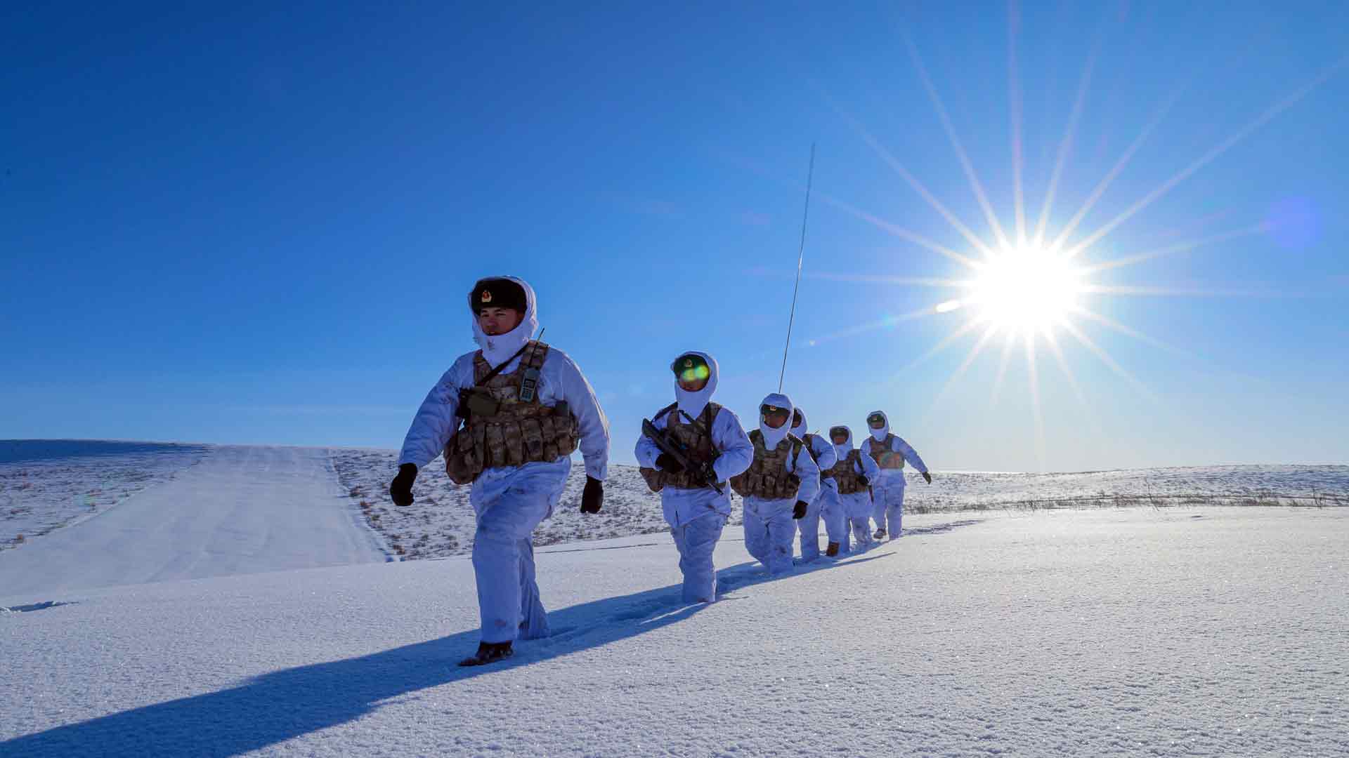阳光灿烂的蓝天，中国士兵边防巡逻队，冬天