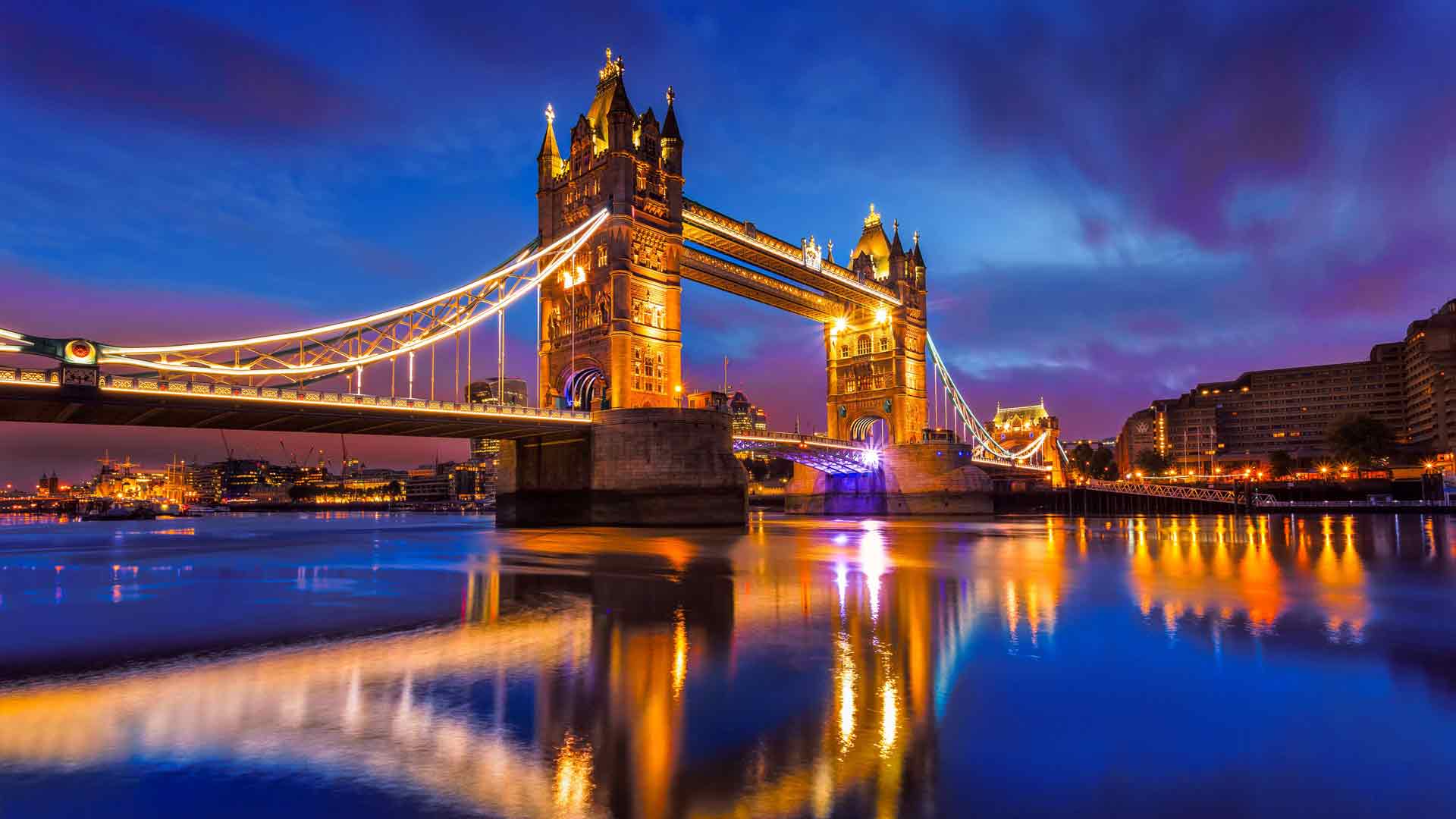 塔桥倒映着泰晤士河，伦敦，英格兰