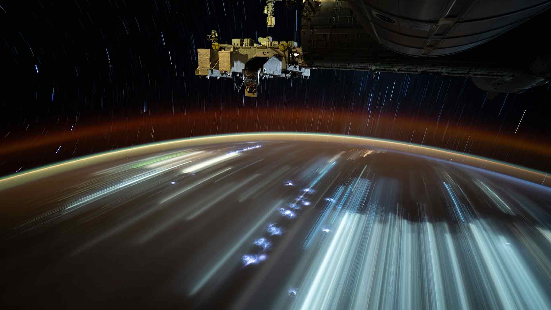 城市灯光在下方划过, 拍摄于国际空间站